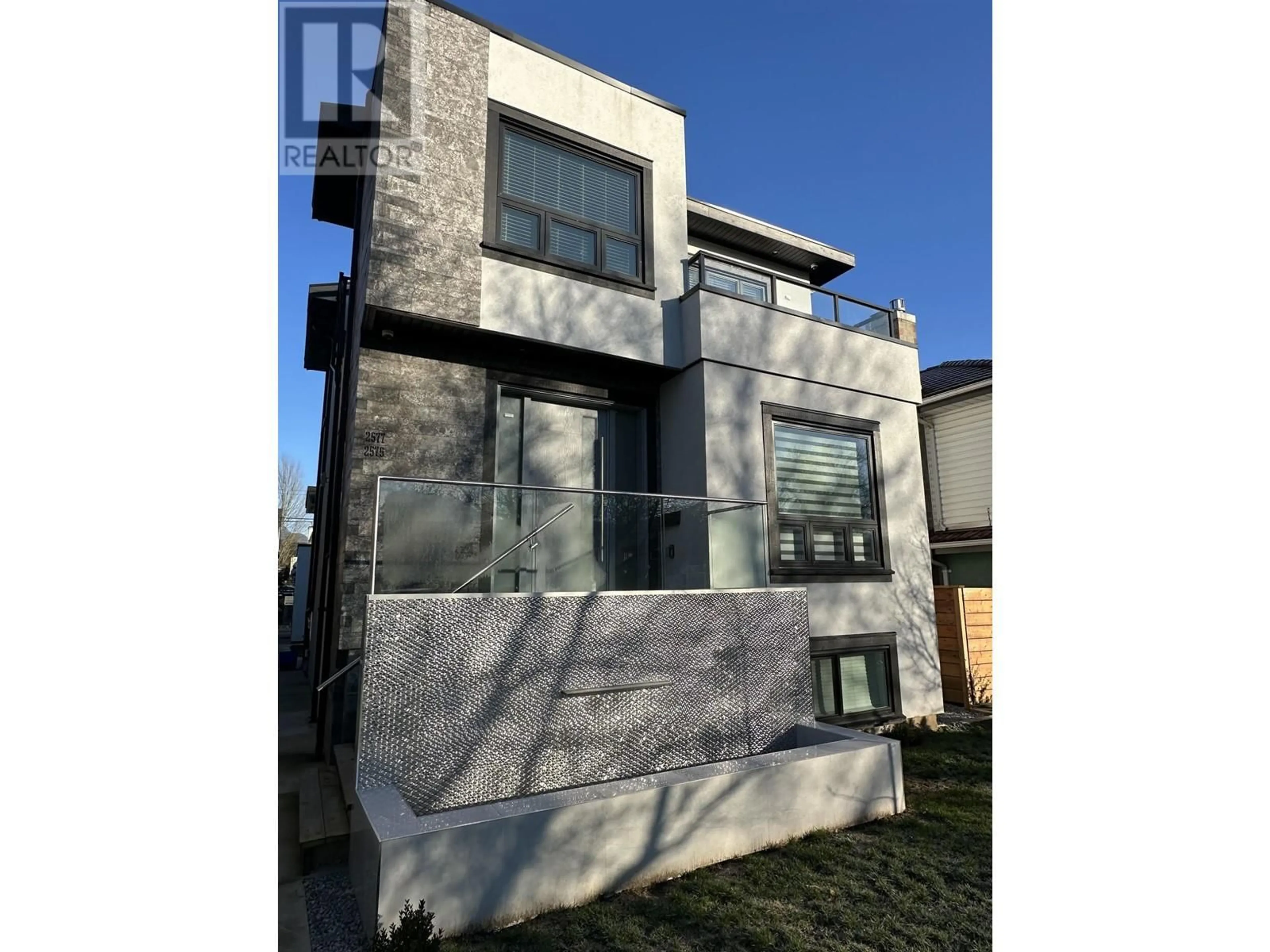 Home with vinyl exterior material, building for 2577 PARKER STREET, Vancouver British Columbia V5K2T2