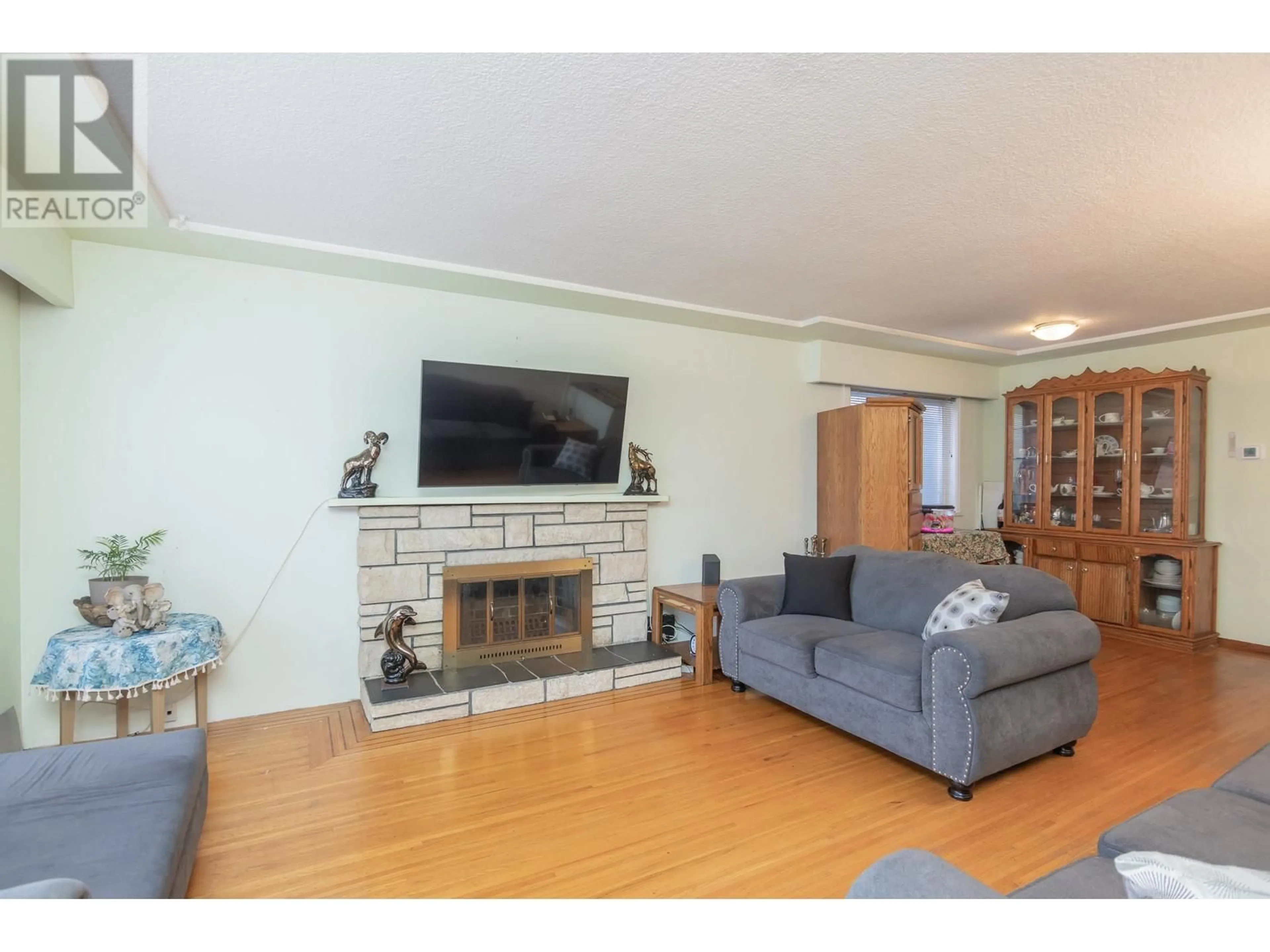 Living room with furniture, wood/laminate floor for 5098 MOSS STREET, Vancouver British Columbia V5R3T7