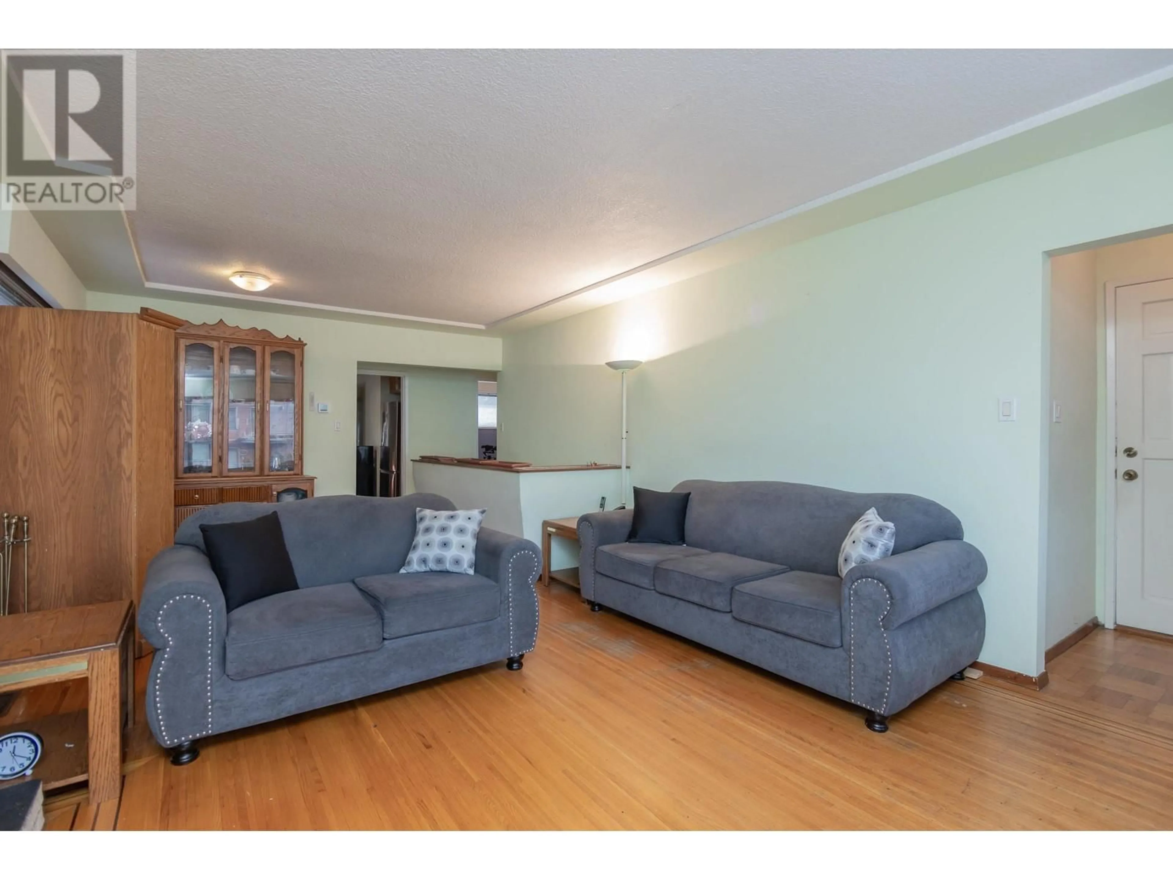 Living room with furniture, wood/laminate floor for 5098 MOSS STREET, Vancouver British Columbia V5R3T7