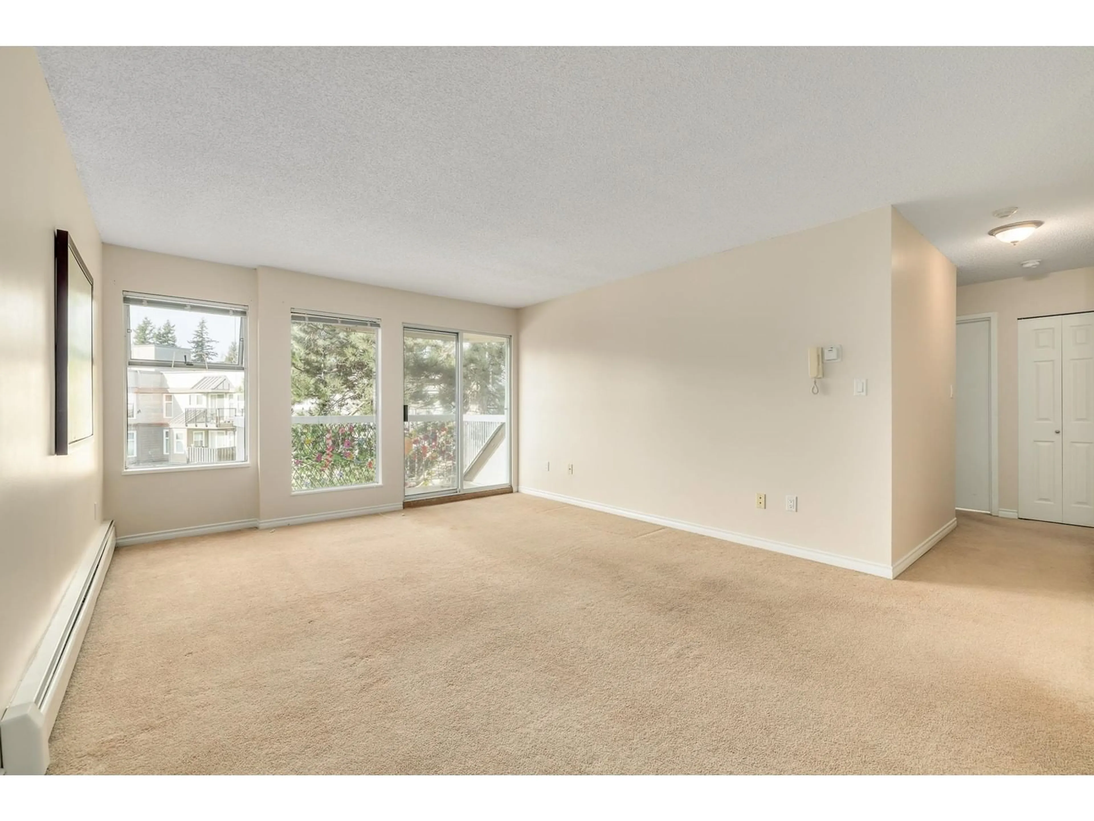 A pic of a room for 308 1860 E SOUTHMERE CRESCENT, Surrey British Columbia V4A6Y7