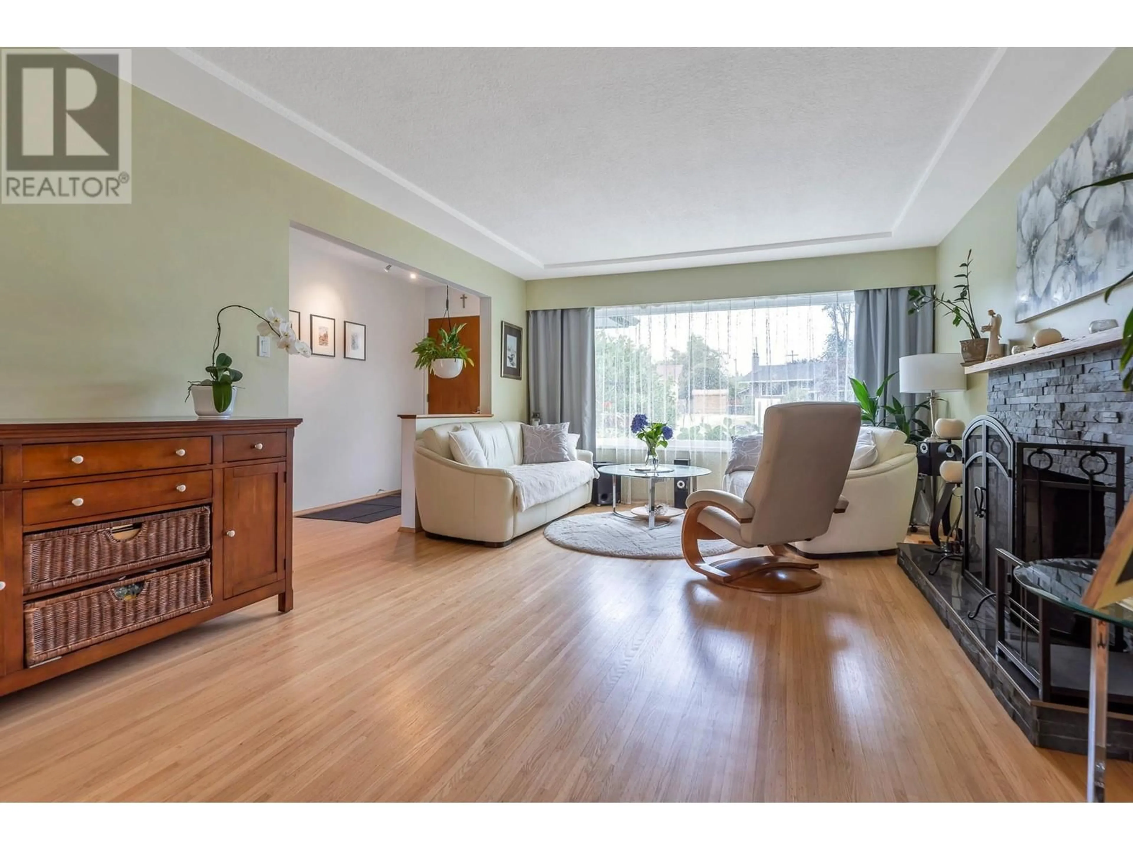 Living room with furniture, wood/laminate floor for 826 BALLANTRAE COURT, Port Moody British Columbia V3H1A8