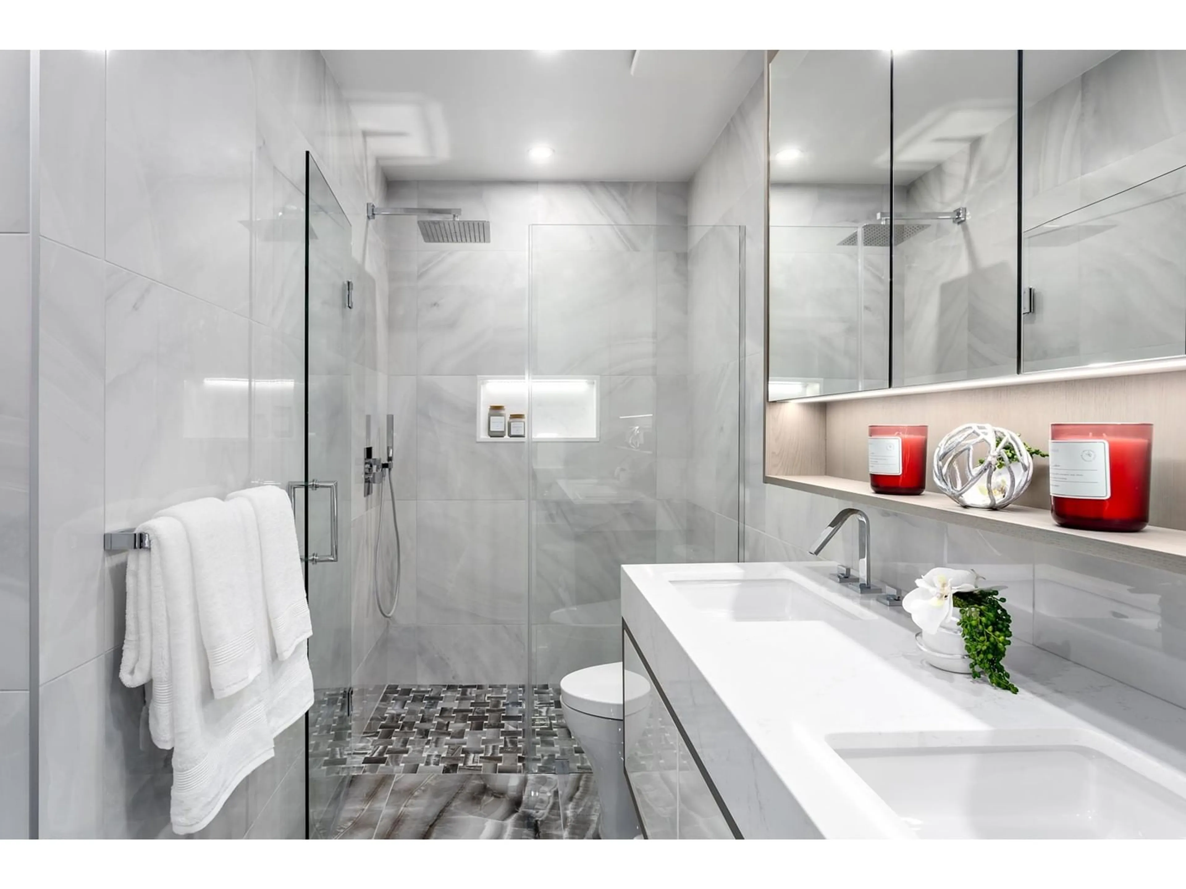 Contemporary bathroom, ceramic/tile floor for 309 1350 JOHNSTON ROAD, White Rock British Columbia V0V0V0