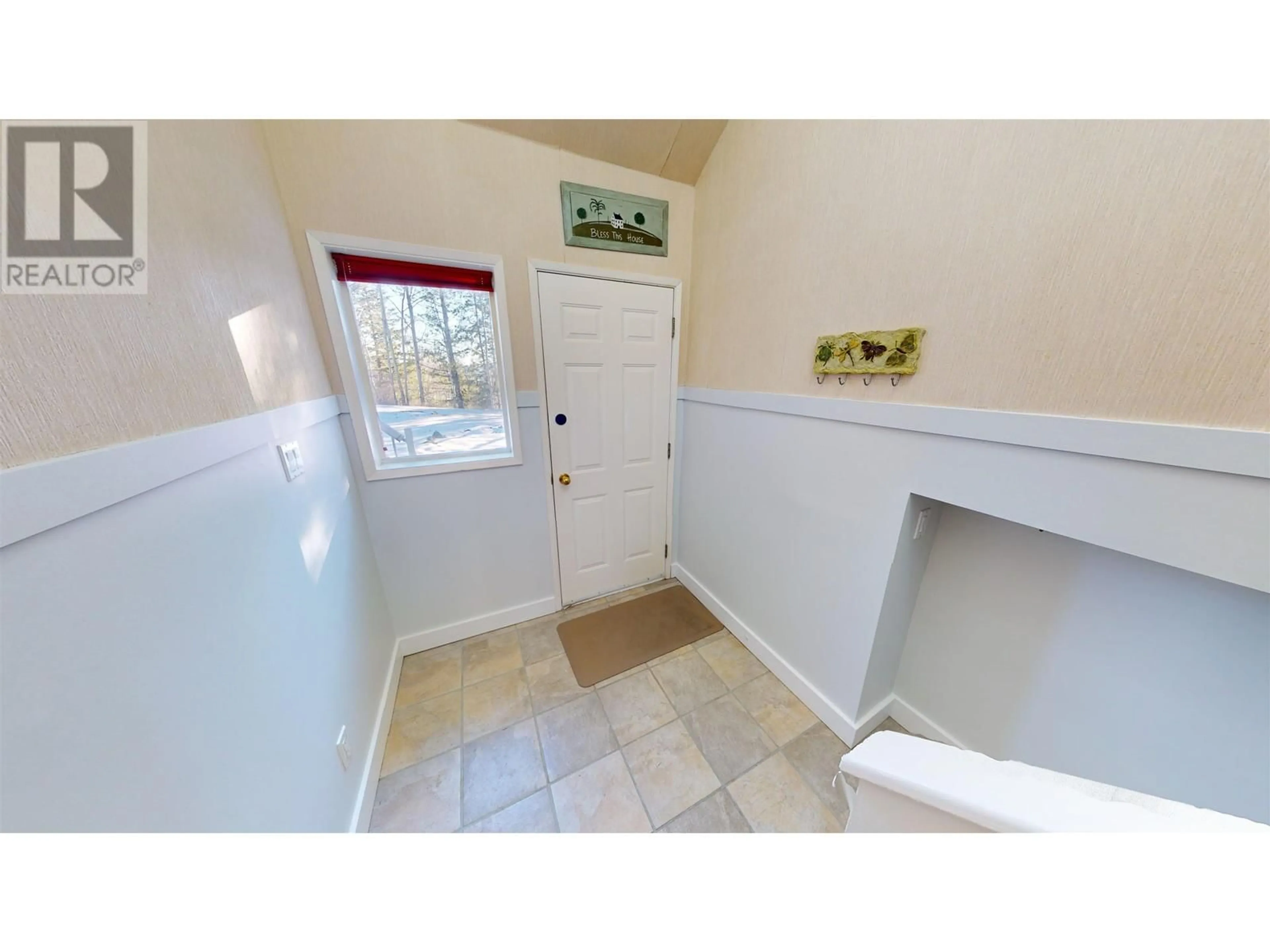 Indoor entryway for 1160 PENTLAND CRESCENT, Quesnel British Columbia V2J1M9