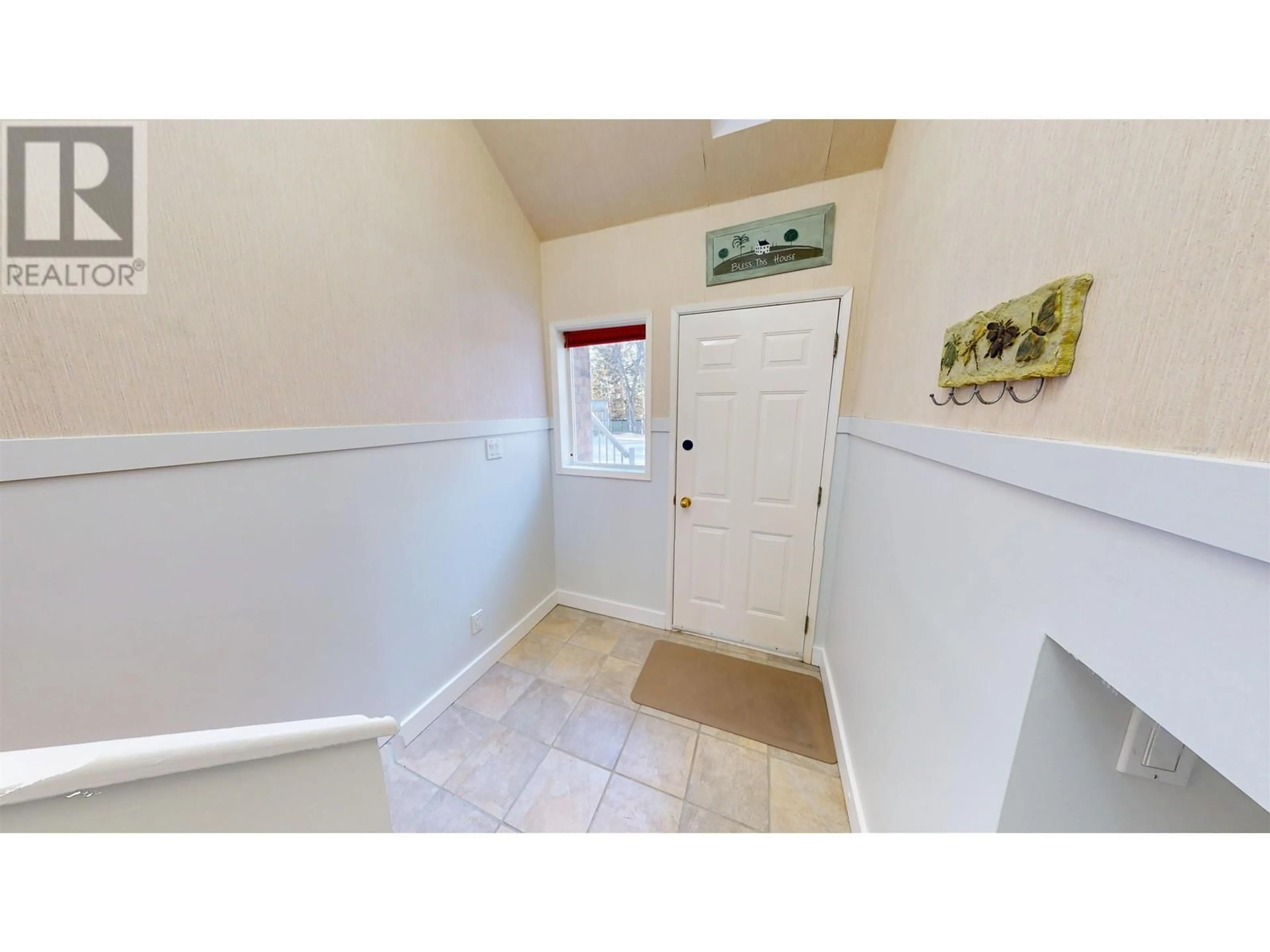 Indoor entryway for 1160 PENTLAND CRESCENT, Quesnel British Columbia V2J1M9