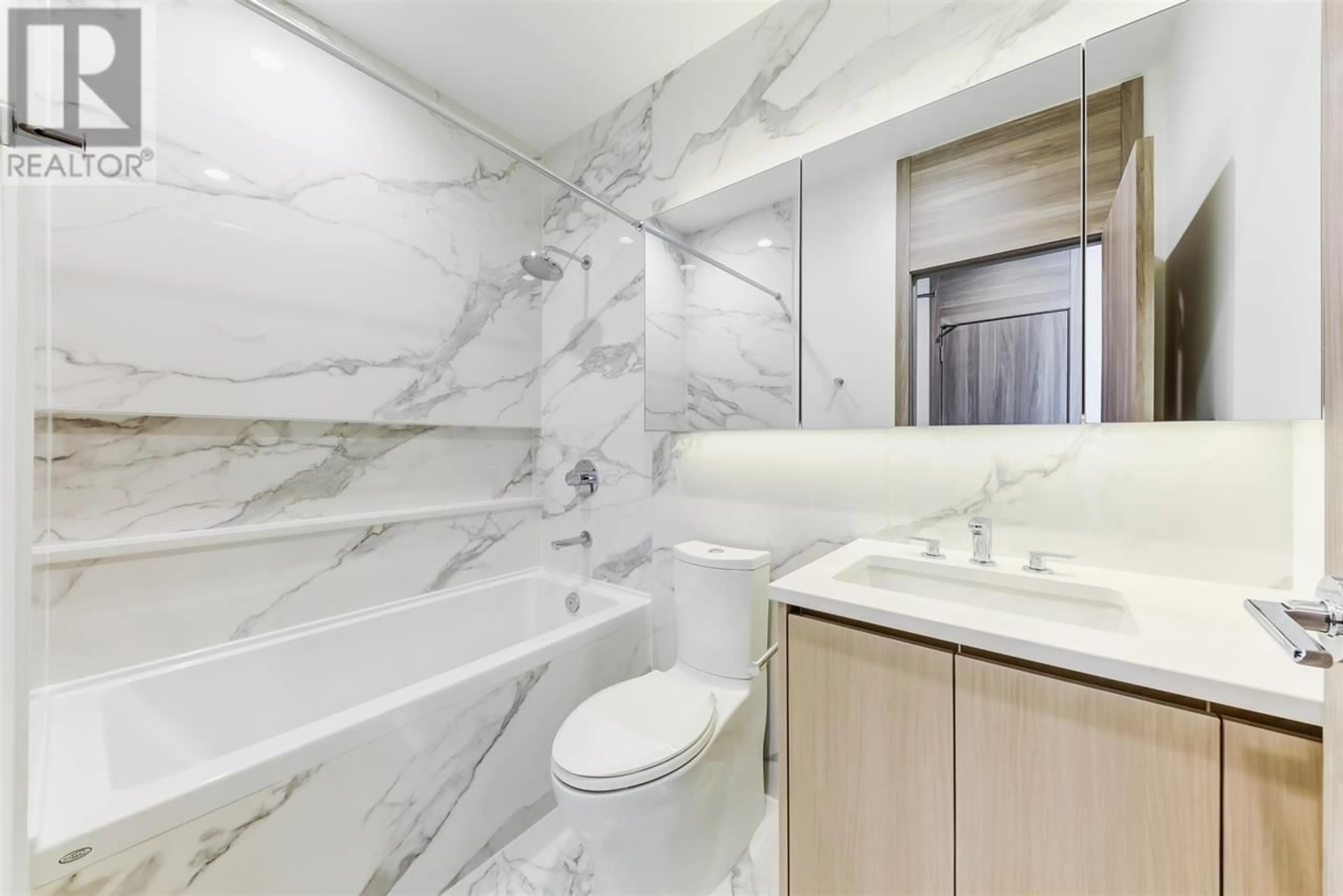 Standard bathroom, ceramic/tile floor for 3310 4890 LOUGHEED HIGHWAY, Burnaby British Columbia V5V0N2