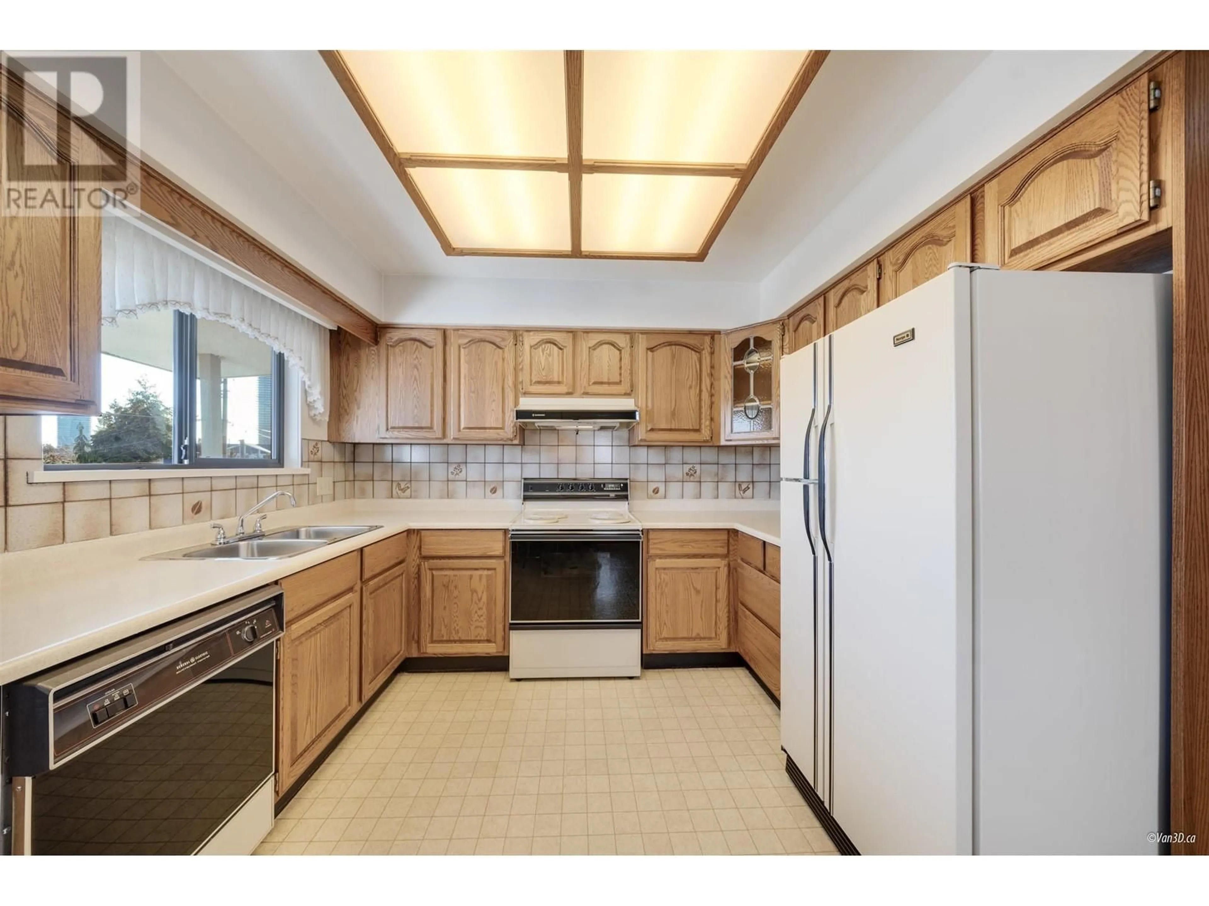 Standard kitchen, ceramic/tile floor for 4624 ALPHA DRIVE, Burnaby British Columbia V5C3M9