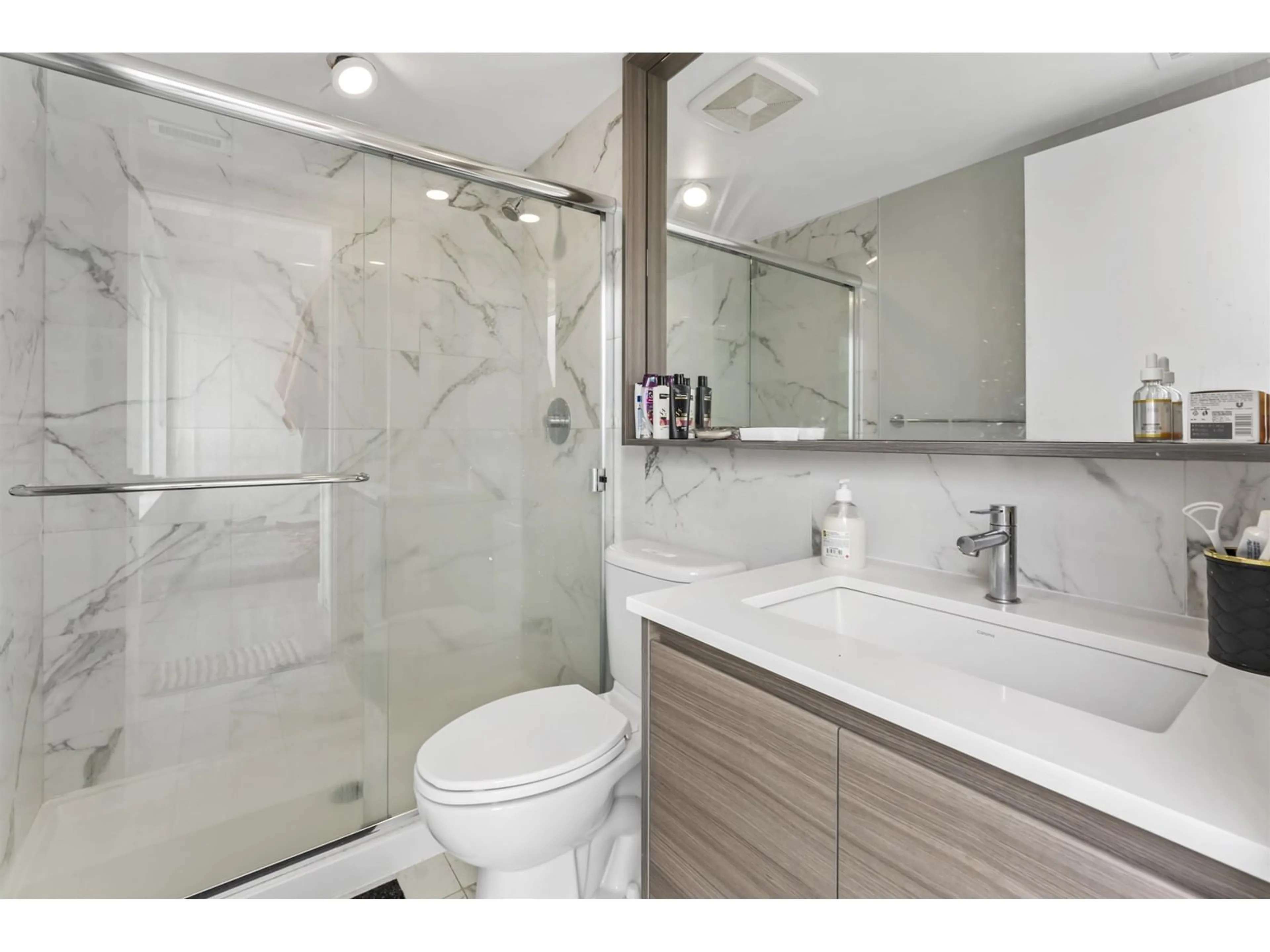 Standard bathroom, ceramic/tile floor for 1510 10626 CITY PARKWAY, Surrey British Columbia V3T0S3