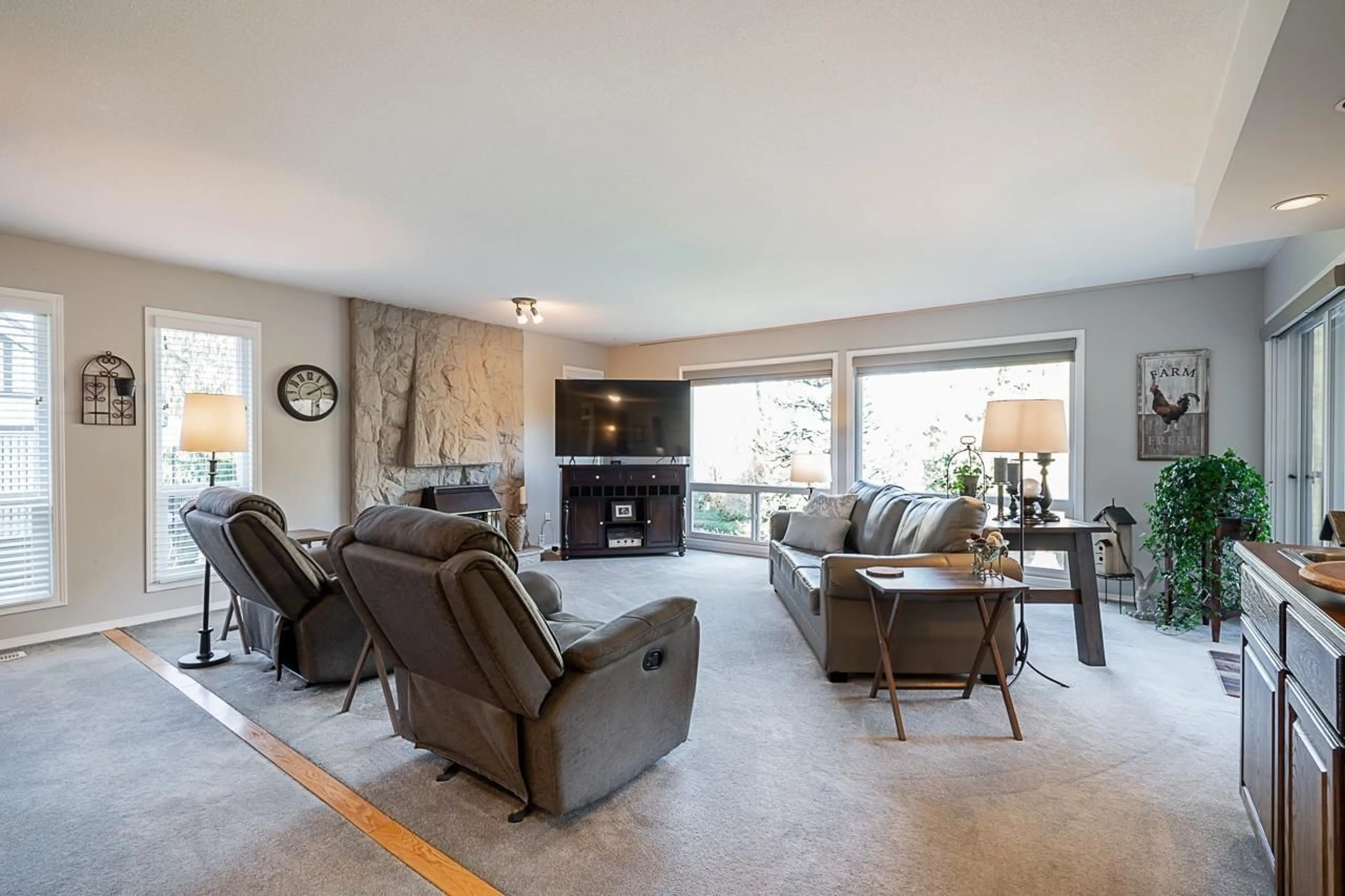 Living room with furniture, unknown for 45549 WELLS ROAD, Chilliwack British Columbia V2R1G6