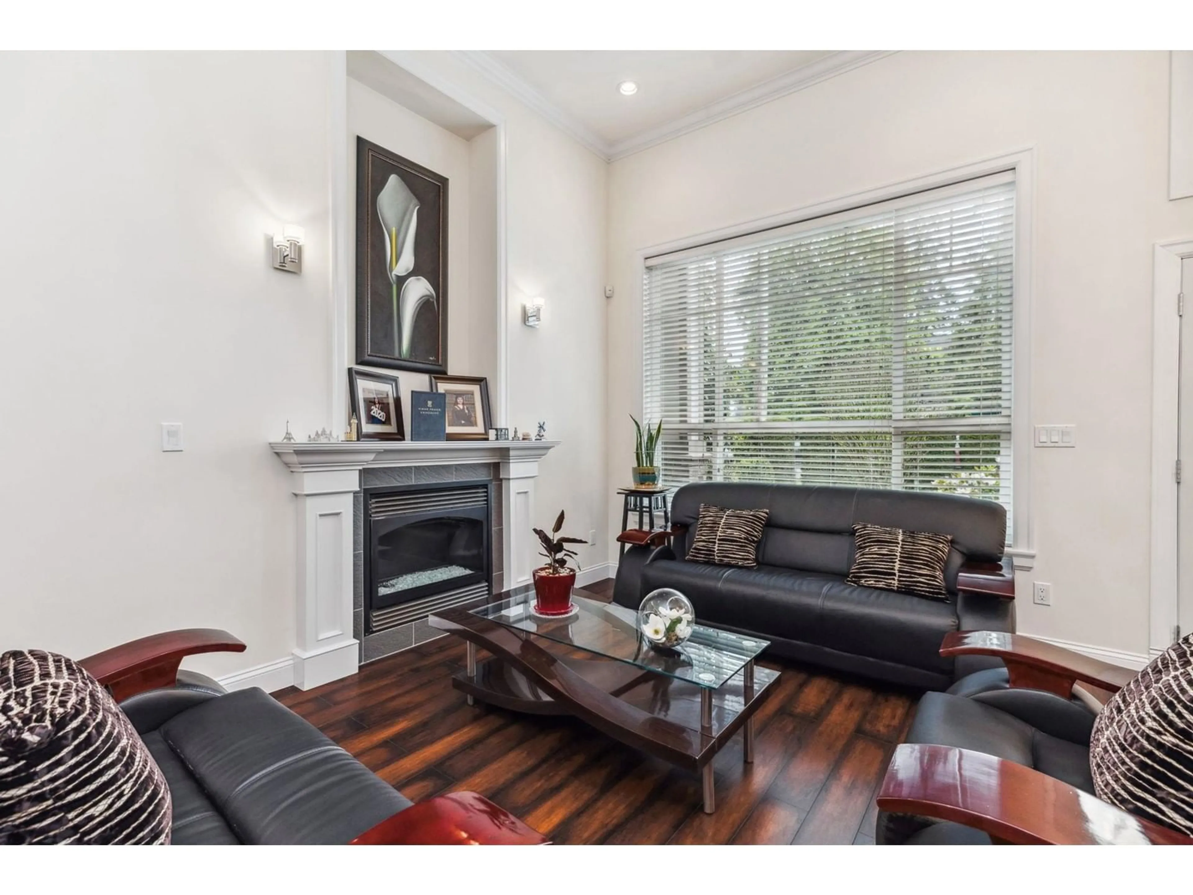 Living room with furniture, wood/laminate floor for 14193 MELROSE DRIVE, Surrey British Columbia V3R5R3