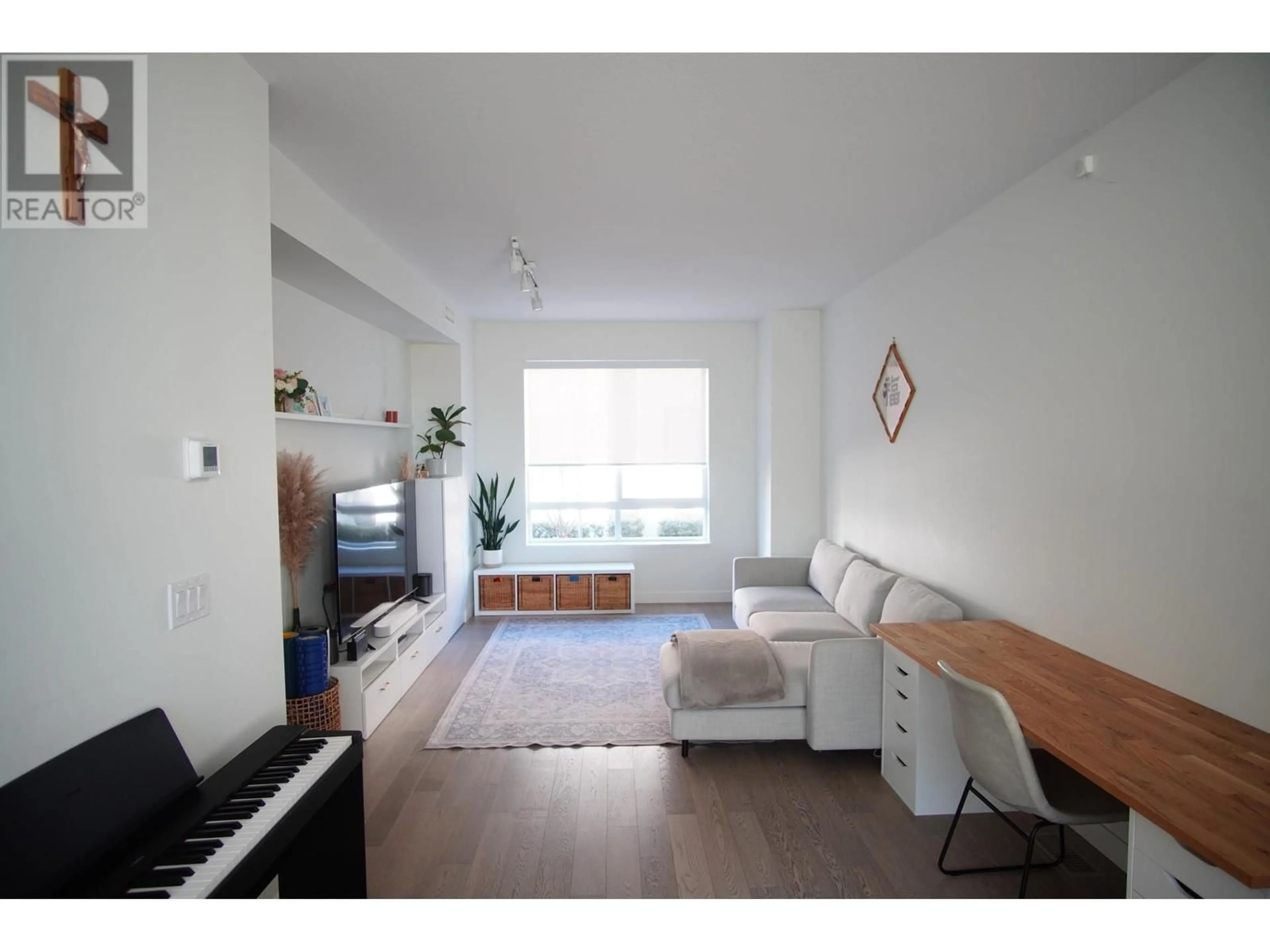 Living room with furniture, wood/laminate floor for 22 10233 RIVER DRIVE, Richmond British Columbia V6X0T7