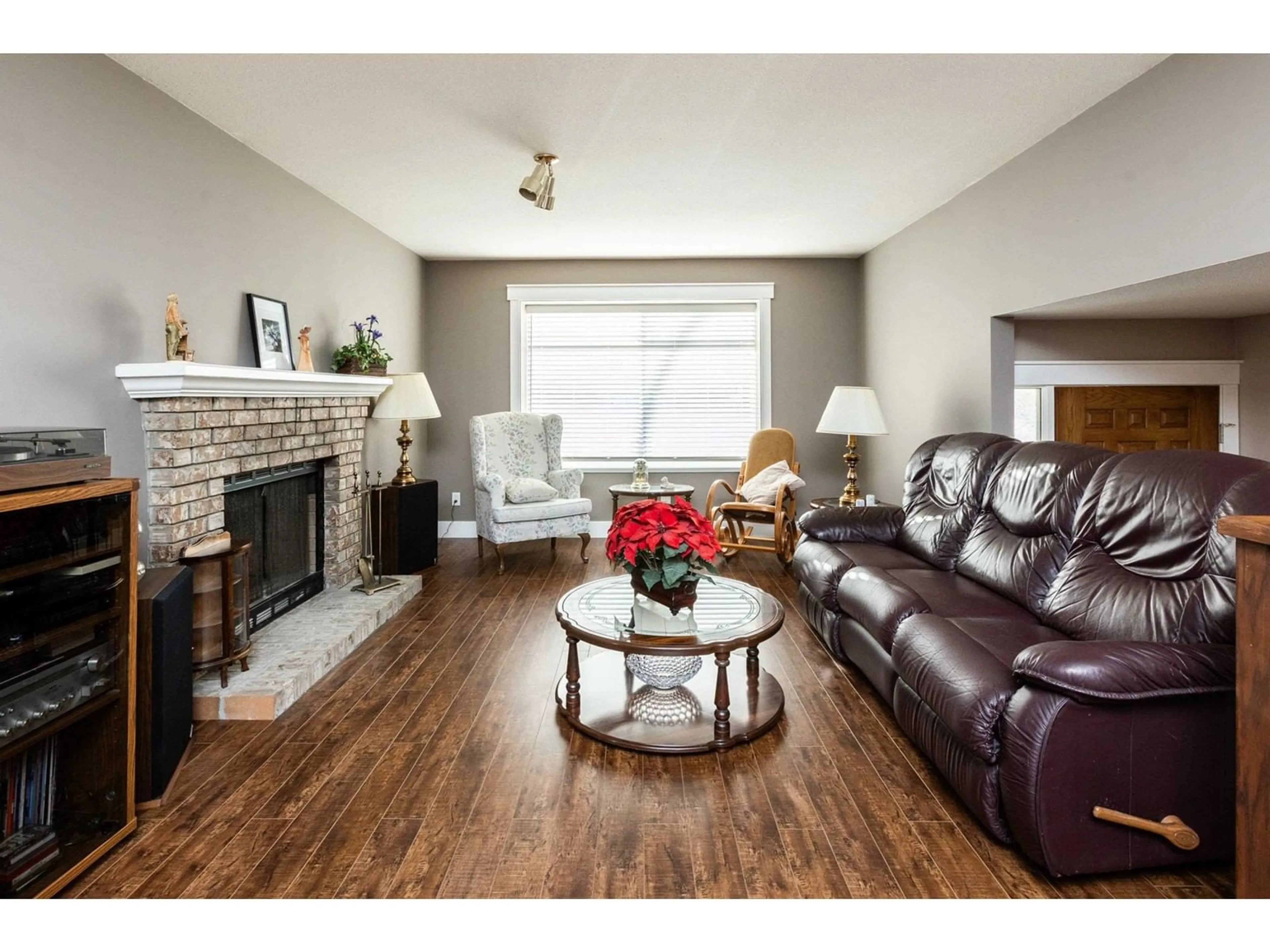 Living room with furniture, wood/laminate floor for 21555 93B, Langley British Columbia V1M2A3