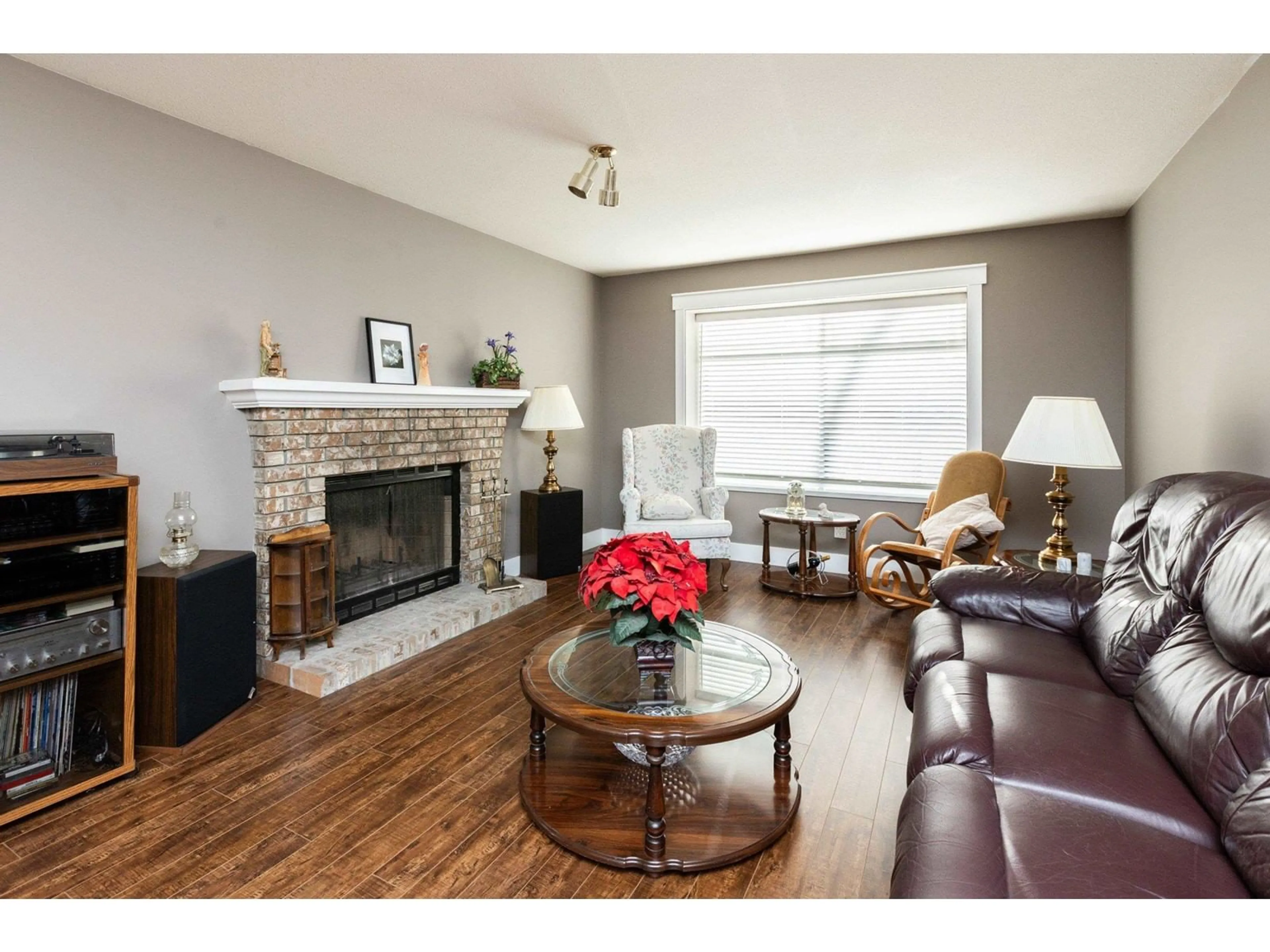 Living room with furniture, wood/laminate floor for 21555 93B AVENUE, Langley British Columbia V1M2A3