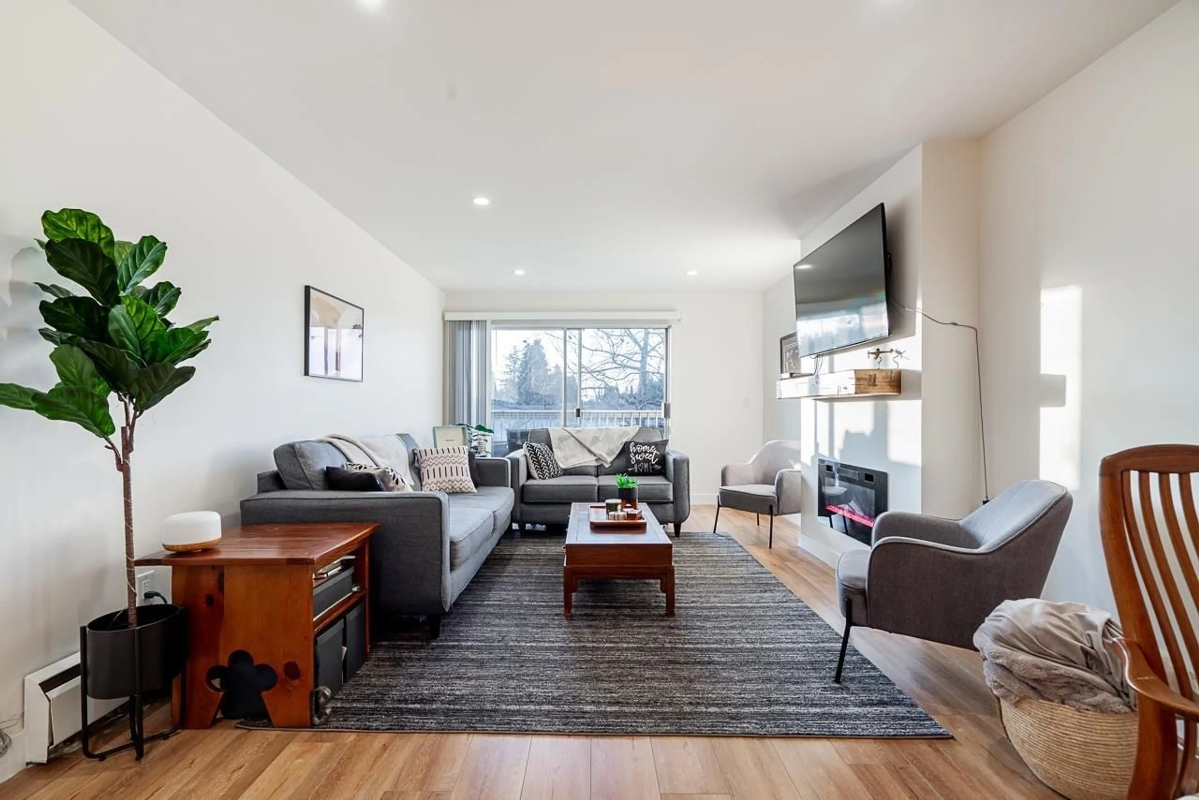 Living room with furniture, wood/laminate floor for 302 11816 88 AVENUE, Delta British Columbia V4C3C5