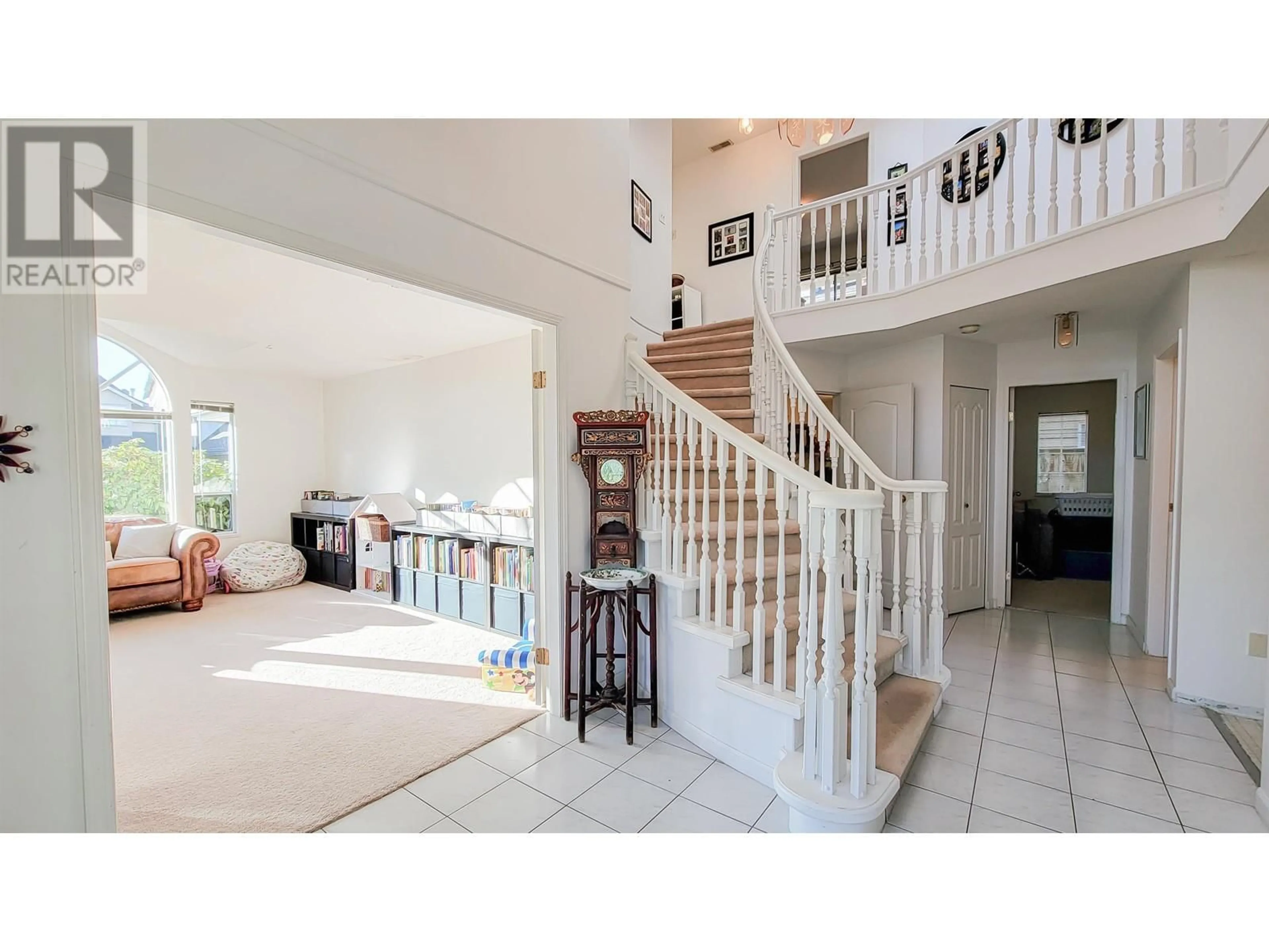 Indoor foyer for 5419 EASTMAN DRIVE, Richmond British Columbia V7E6H2