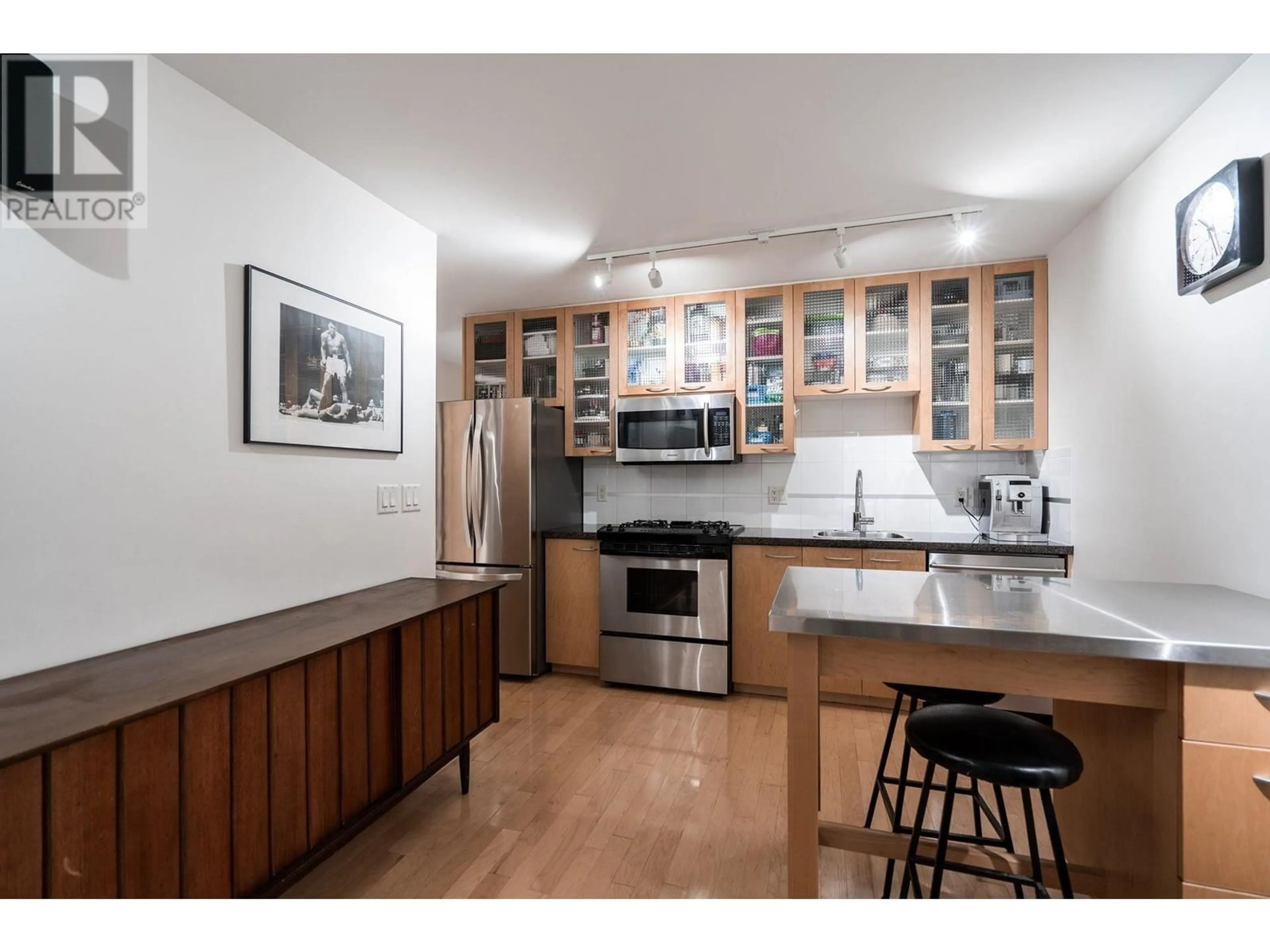 Open concept kitchen, wood/laminate floor for 1401 969 RICHARDS STREET, Vancouver British Columbia V6B1A8