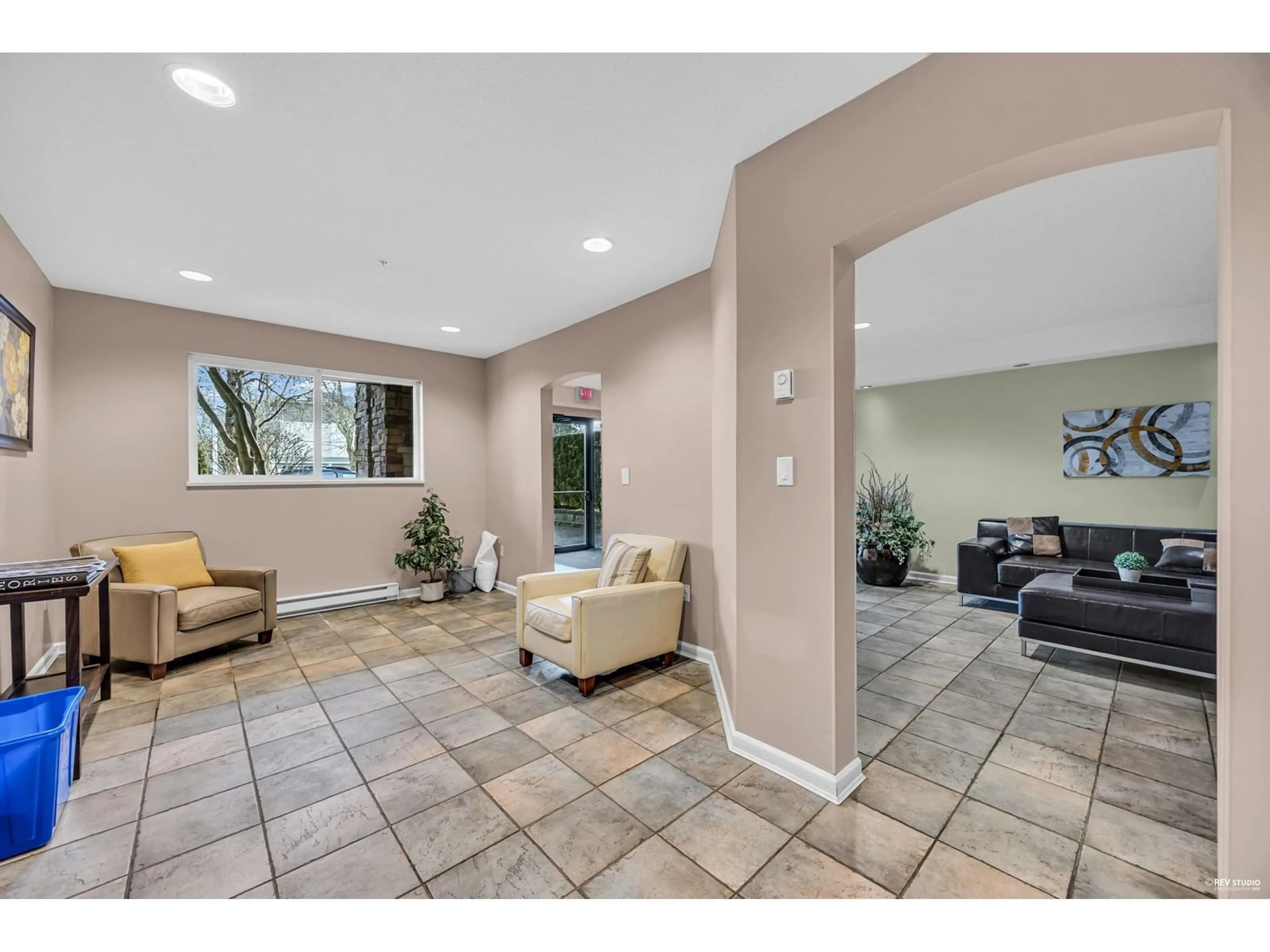 Indoor foyer for 410 5465 203 STREET, Langley British Columbia V3A9L8