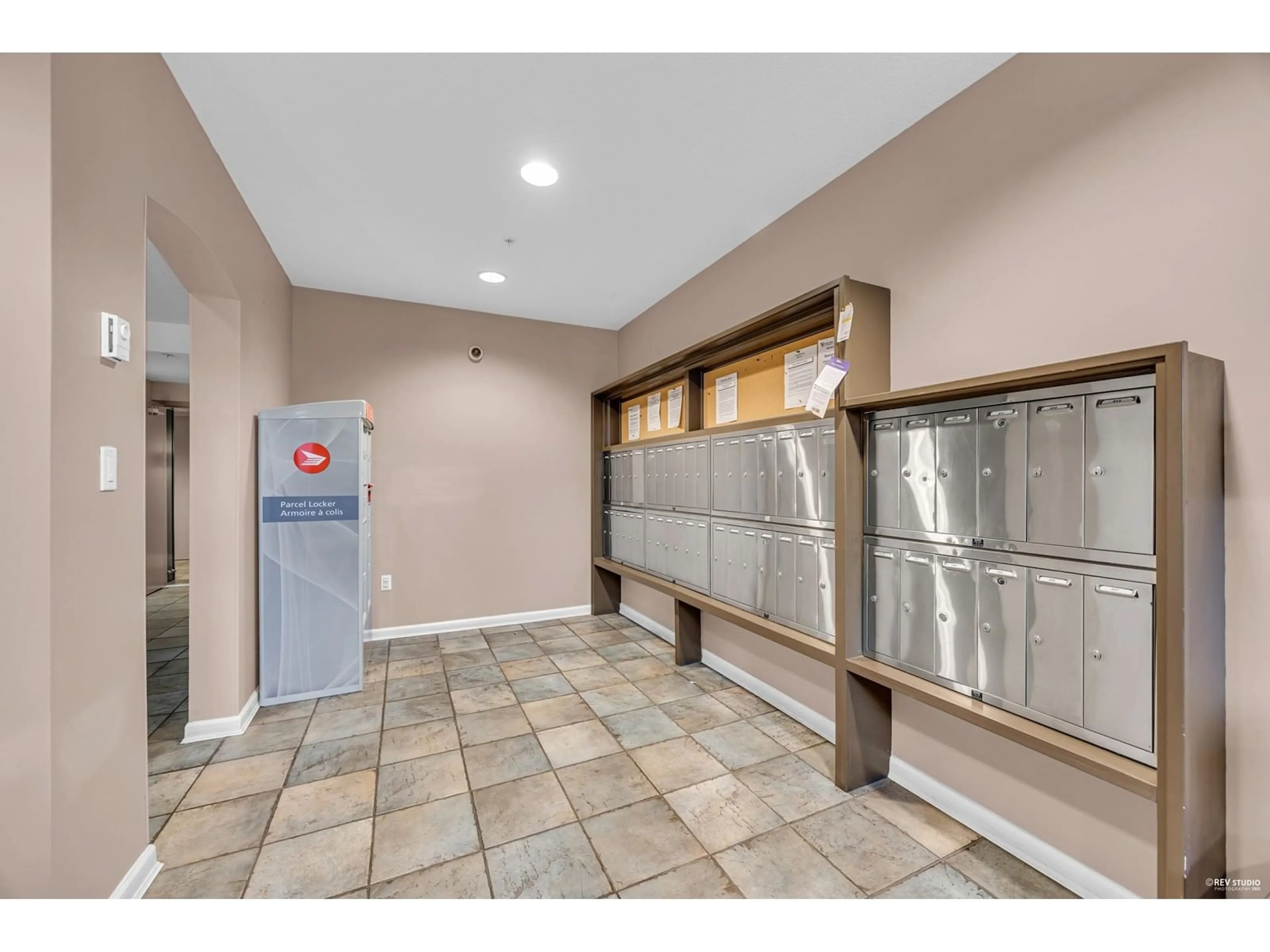 Indoor foyer for 410 5465 203 STREET, Langley British Columbia V3A9L8