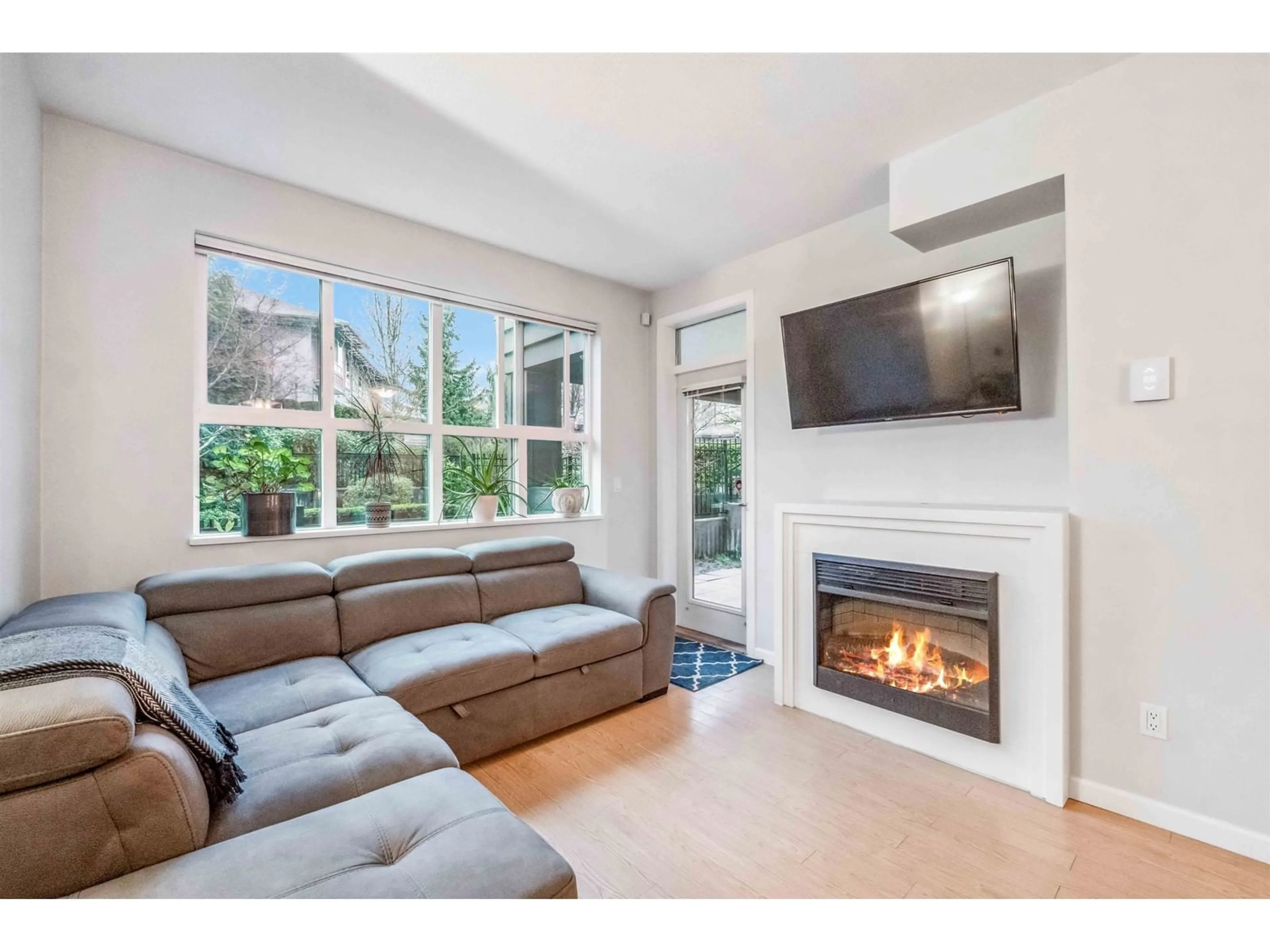 Living room with furniture, unknown for 110 - 18755 68, Surrey British Columbia V4N0Z9