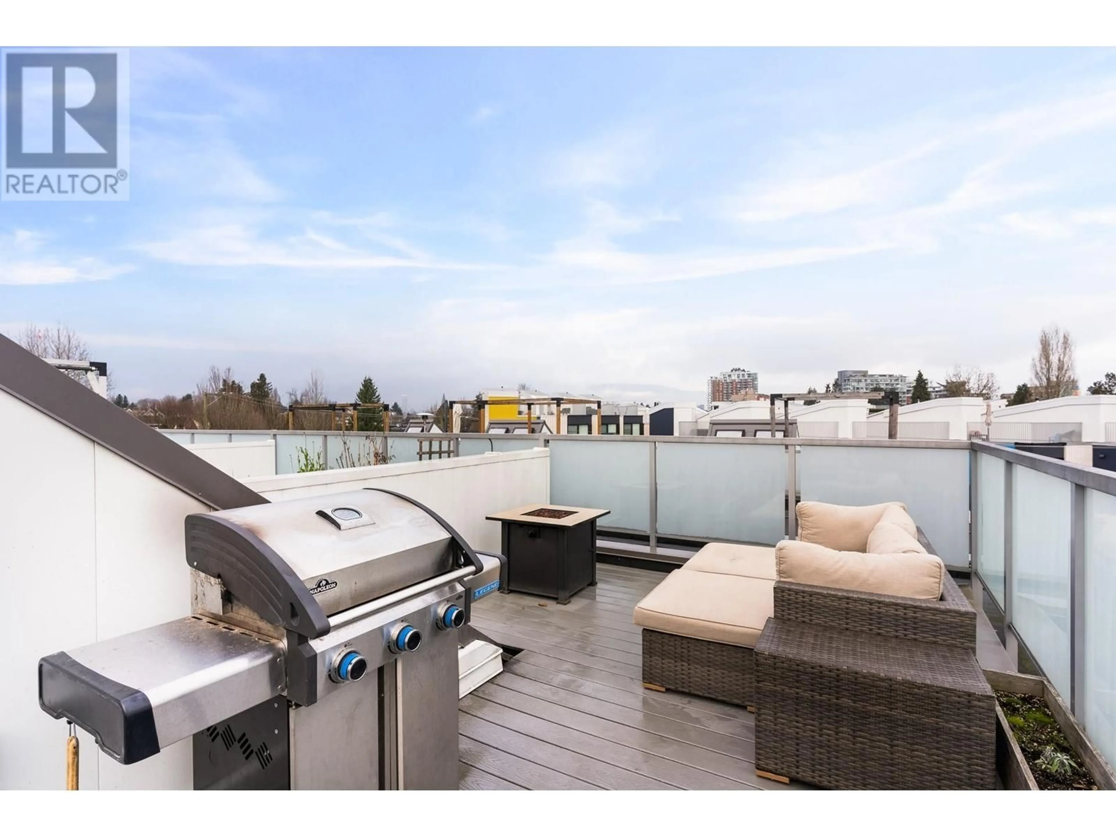 Patio, water/lake/river/ocean view for 101 321 E 16TH AVENUE, Vancouver British Columbia V5T2T7