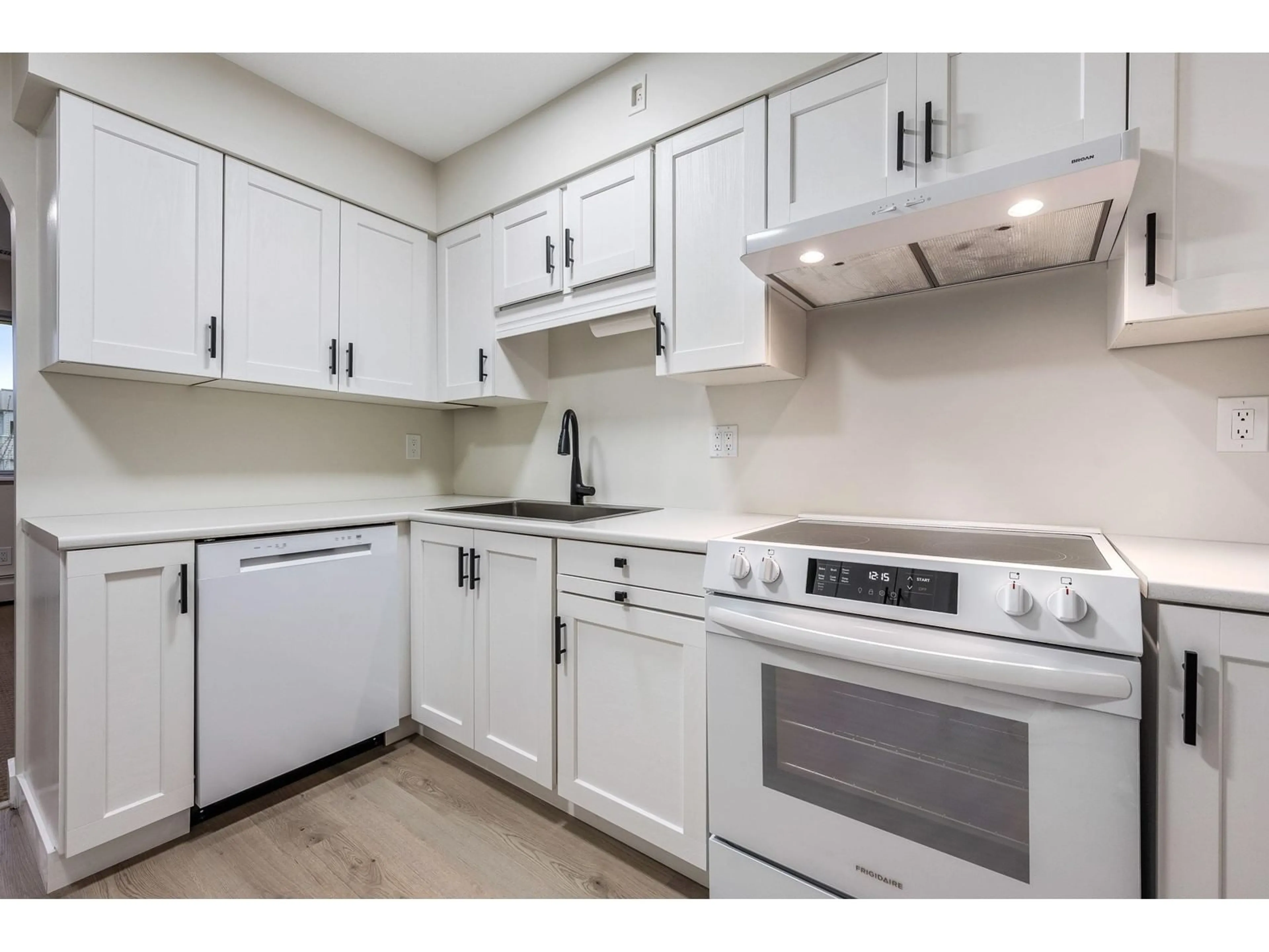 Standard kitchen, ceramic/tile floor for 311 32025 TIMS AVENUE, Abbotsford British Columbia V2T2H3