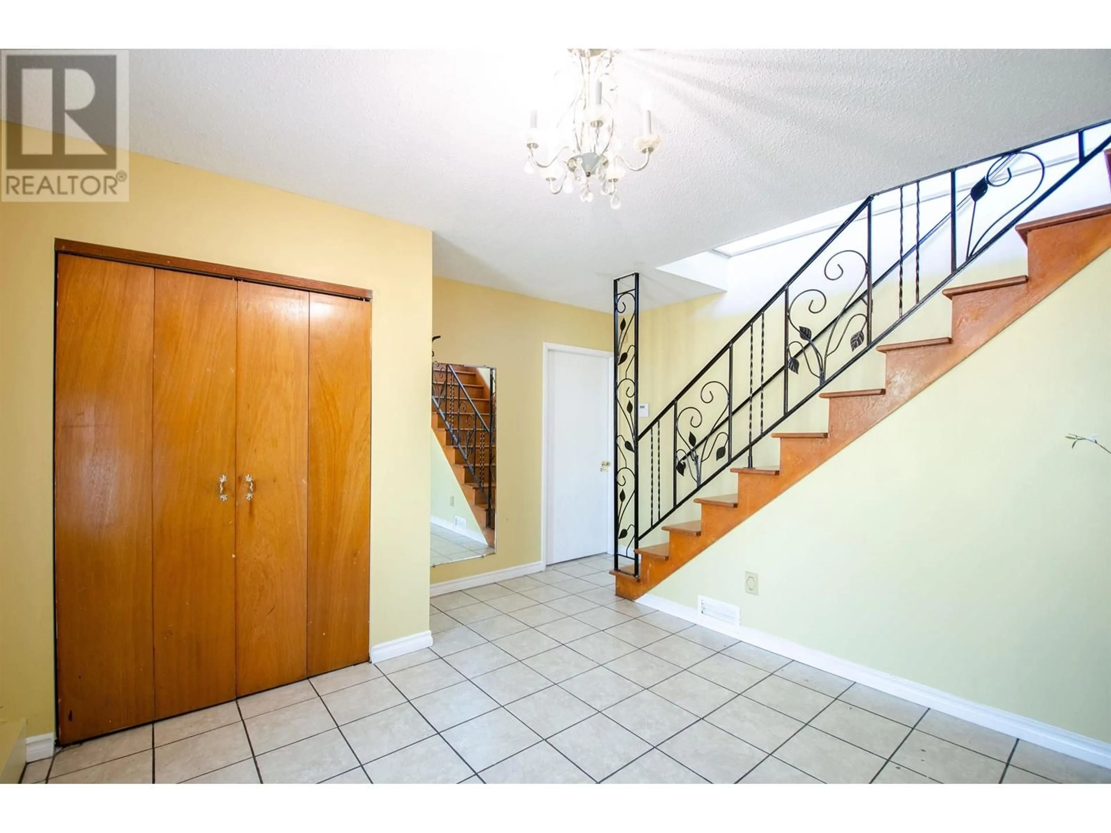 Indoor foyer for 6531 NO. 2 ROAD, Richmond British Columbia V7C3L4