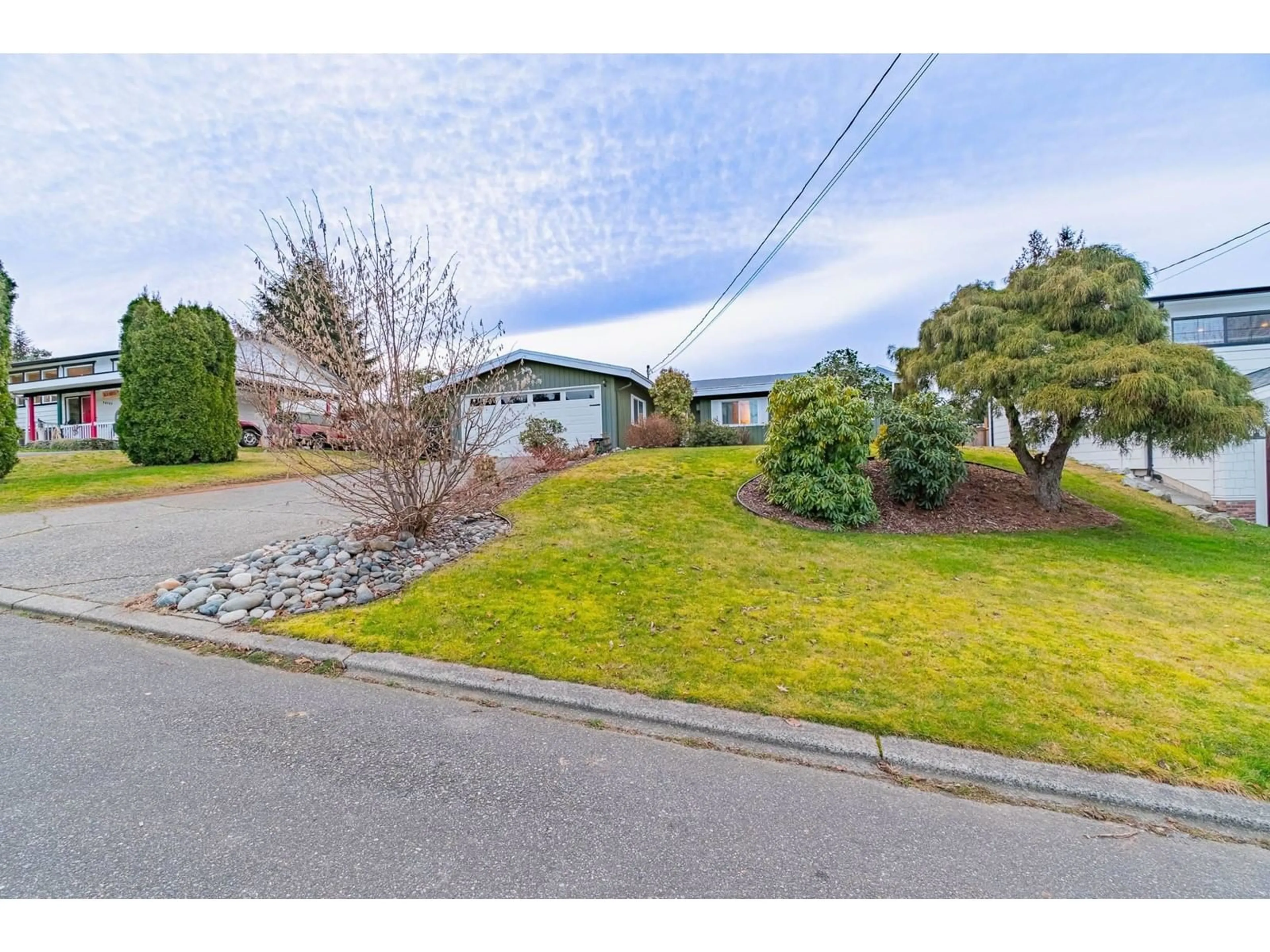 A pic from outside/outdoor area/front of a property/back of a property/a pic from drone, street for 34567 HURST CRESCENT, Abbotsford British Columbia V2S5B3