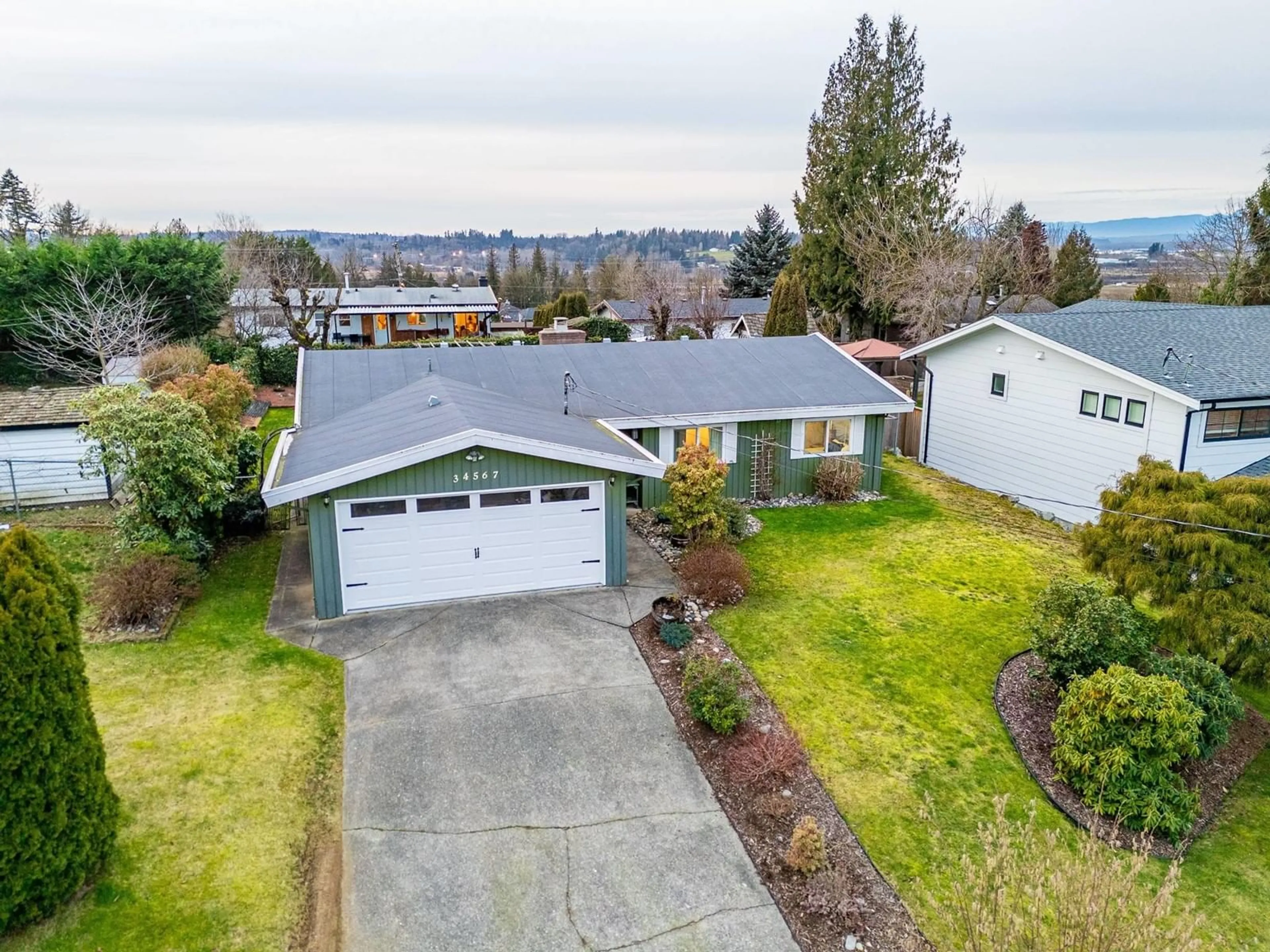 A pic from outside/outdoor area/front of a property/back of a property/a pic from drone, street for 34567 HURST CRESCENT, Abbotsford British Columbia V2S5B3