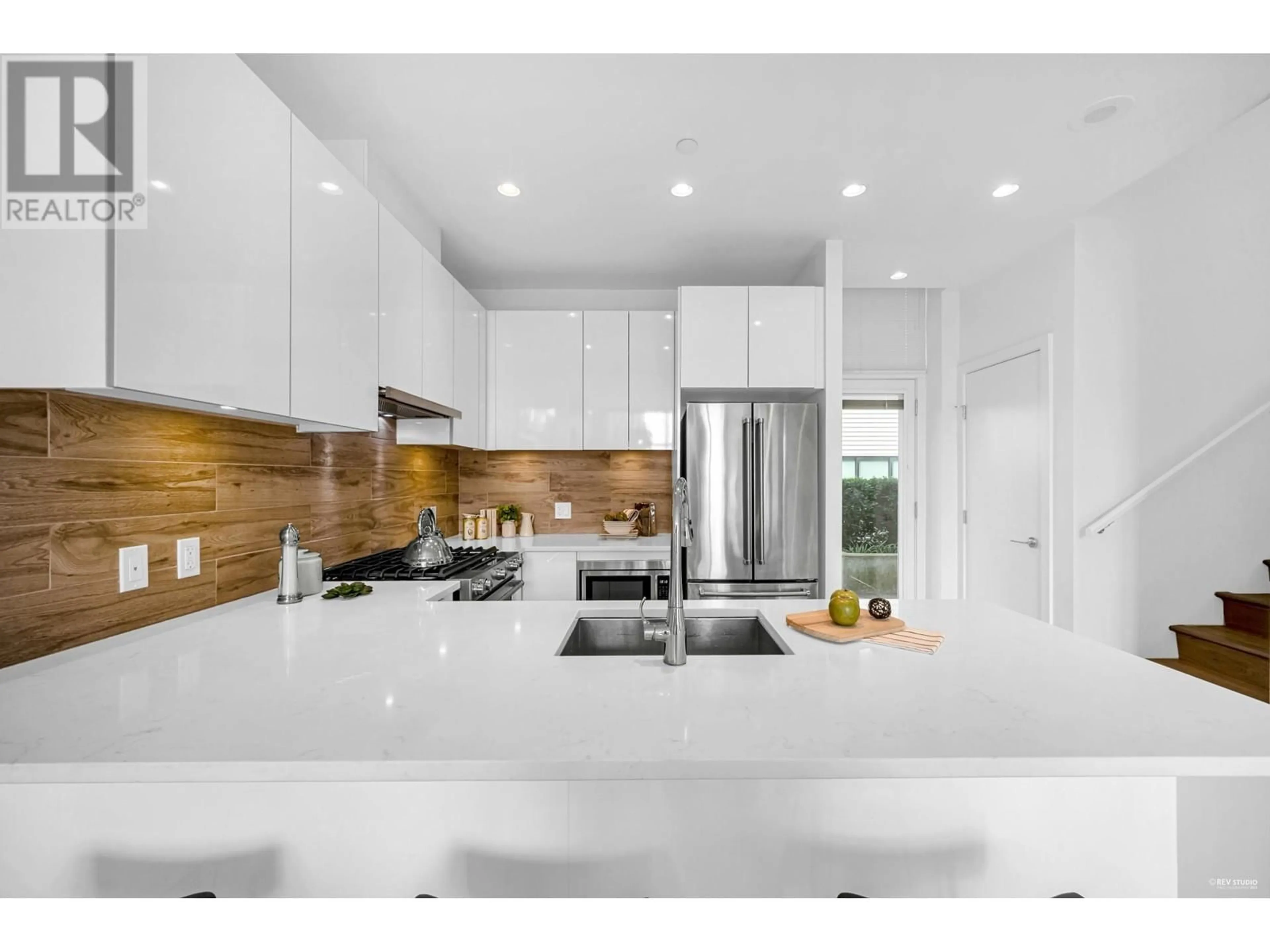 Open concept kitchen, ceramic/tile floor for TH5 200 NELSON'S CRESCENT, New Westminster British Columbia V3L0H4