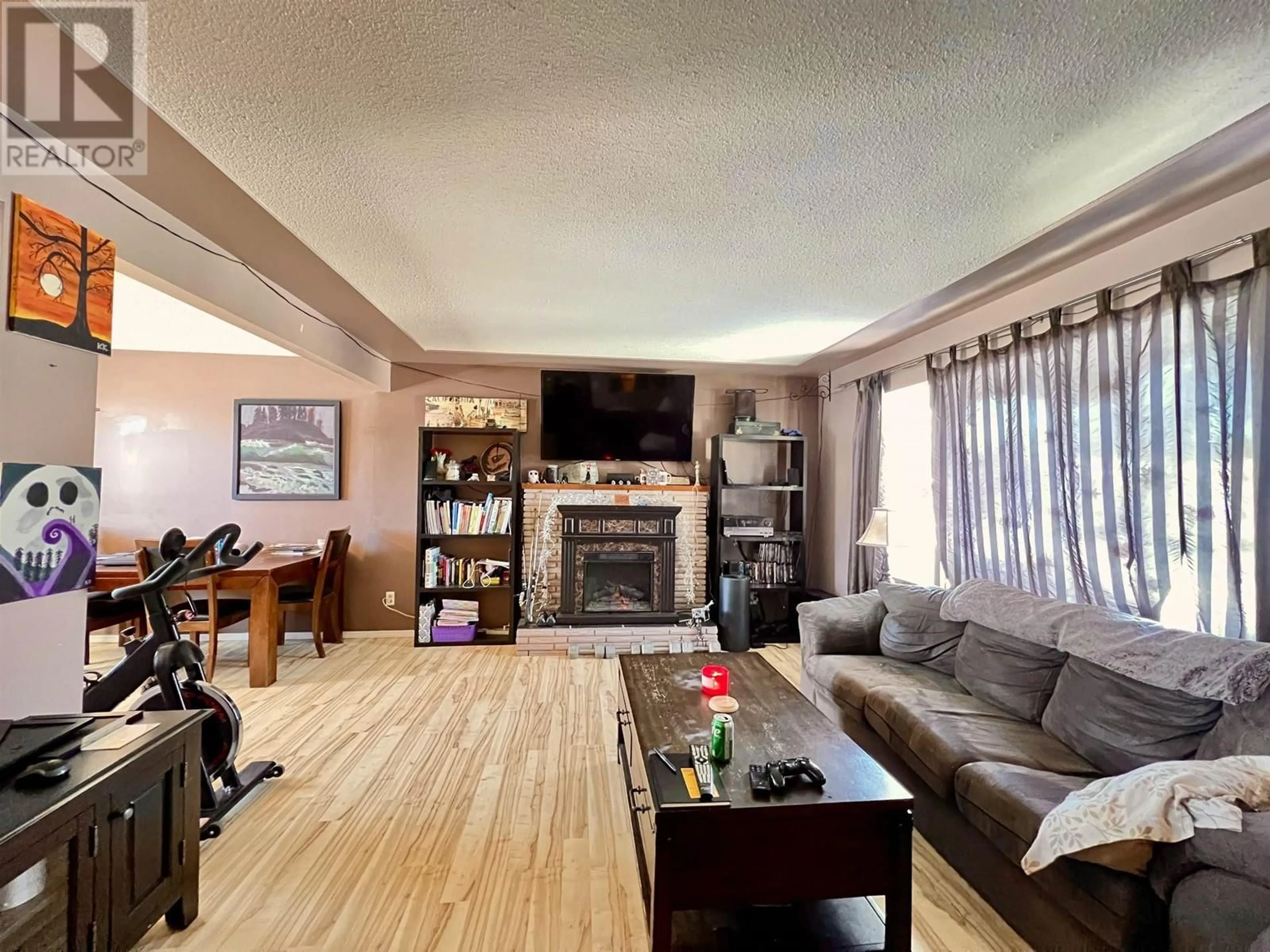 Living room with furniture, wood/laminate floor for 389 PATTERSON STREET, Prince George British Columbia V2M3J3