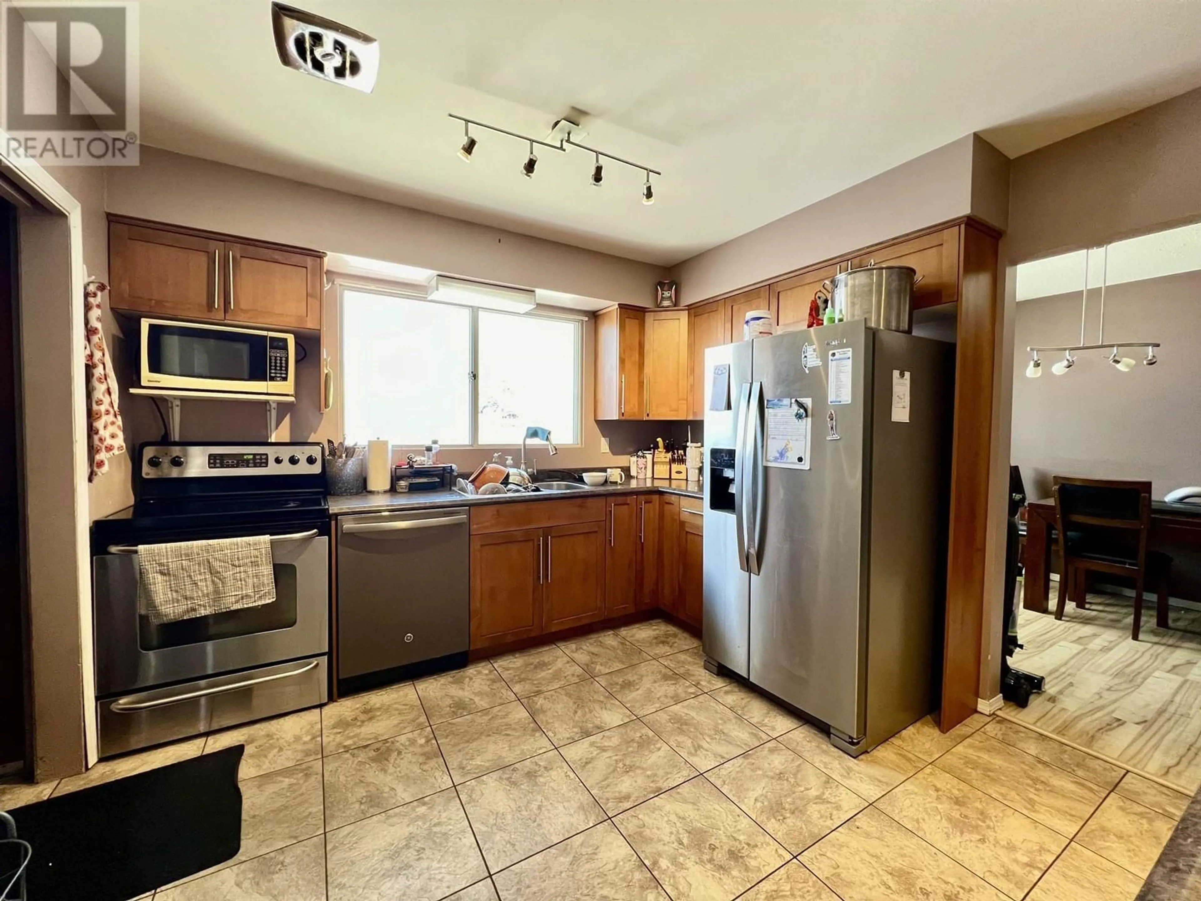 Standard kitchen, ceramic/tile floor for 389 PATTERSON STREET, Prince George British Columbia V2M3J3