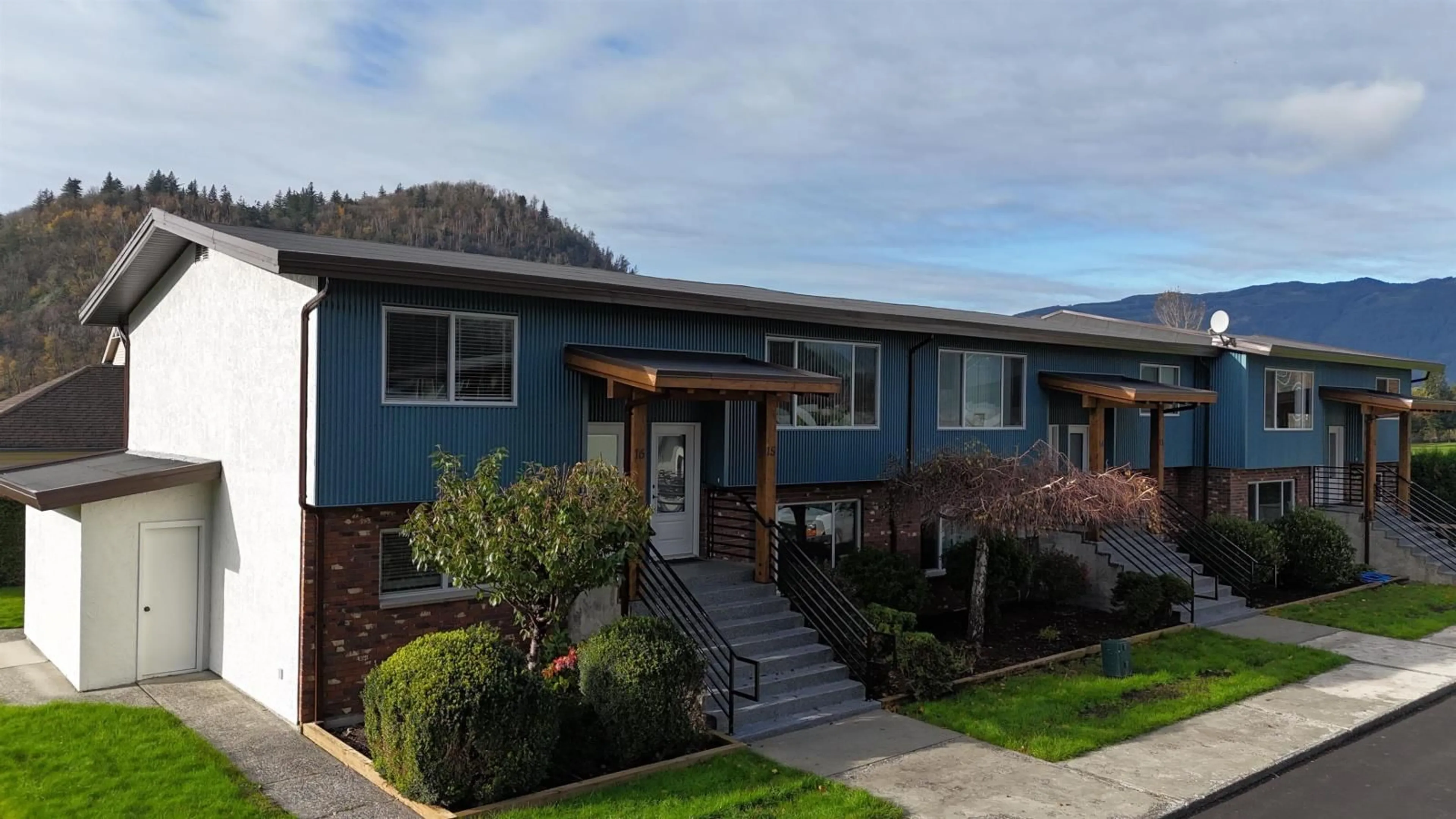 Home with vinyl exterior material, street for 11 1715 BEAMAN DRIVE|Agassiz, Agassiz British Columbia V0M1A3