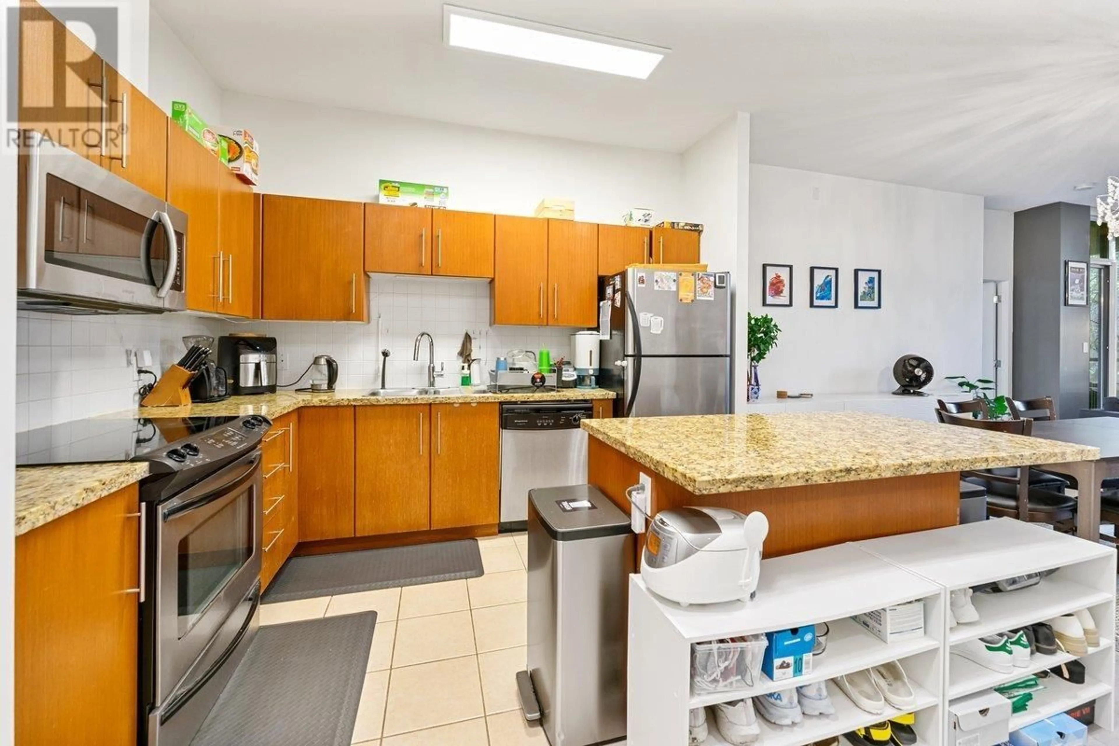 Standard kitchen, unknown for 103 2138 MADISON AVENUE, Burnaby British Columbia V5C6T6