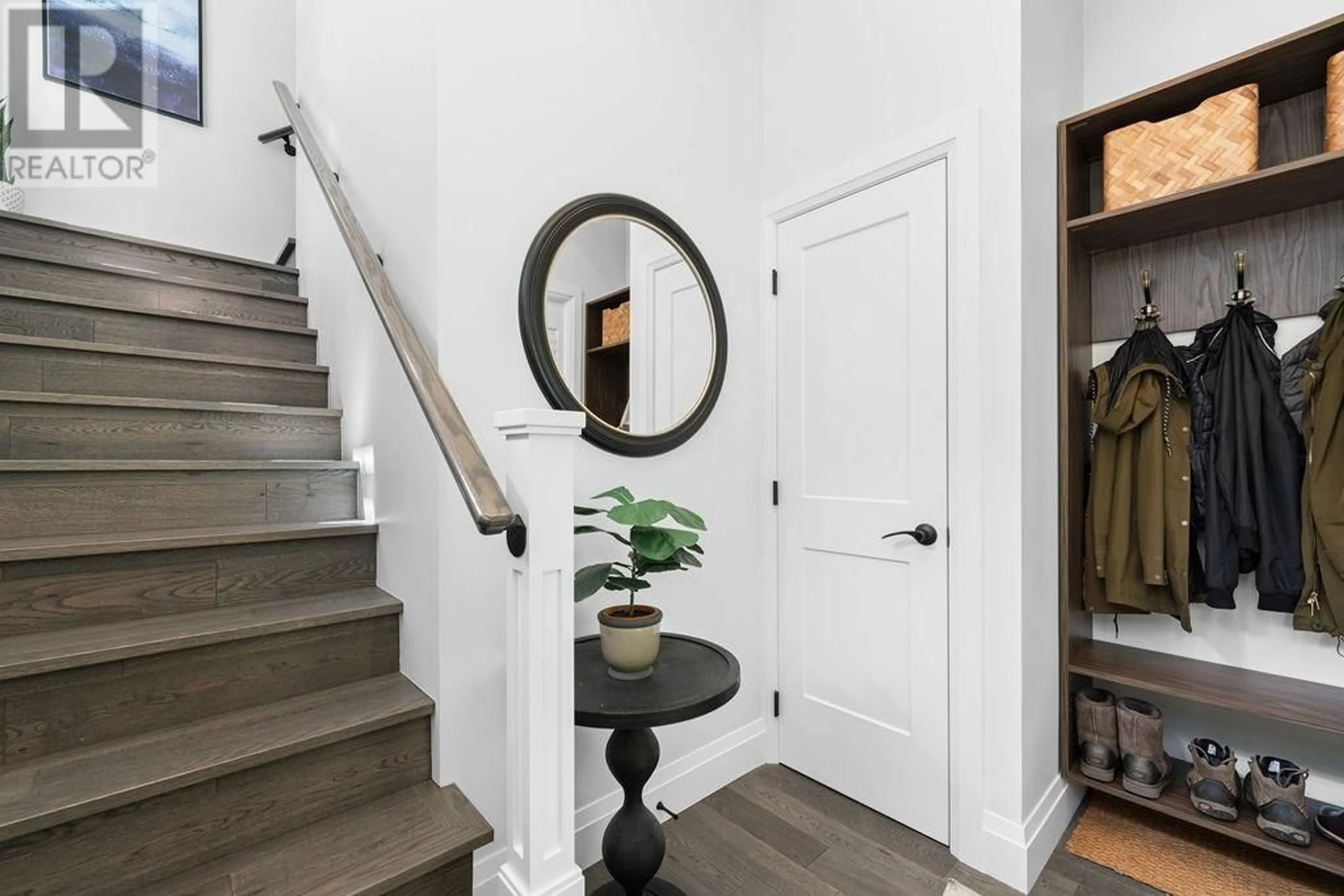 Indoor entryway for 1110 W 15TH AVENUE, Vancouver British Columbia V6H1R6