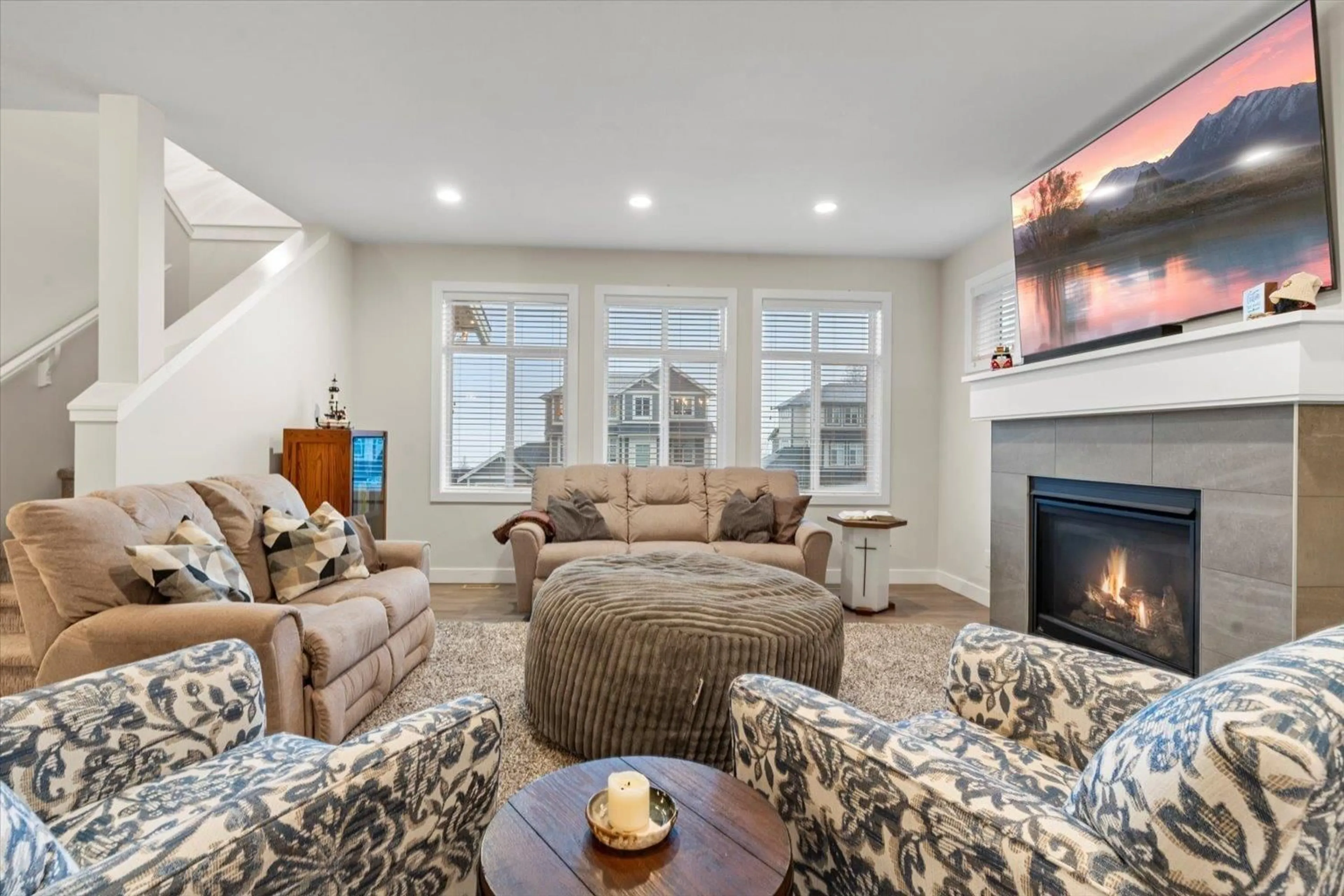 Living room with furniture, unknown for 47270 SWALLOW PLACE|Little Mountain, Chilliwack British Columbia V2P7W9