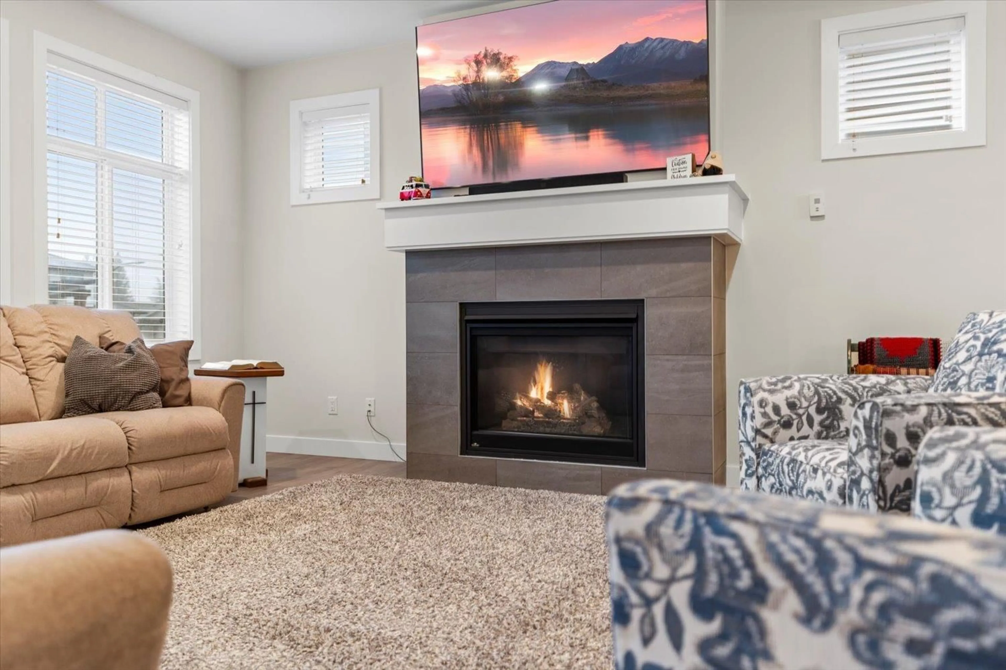 Living room with furniture, carpet floor for 47270 SWALLOW PLACE|Little Mountain, Chilliwack British Columbia V2P7W9