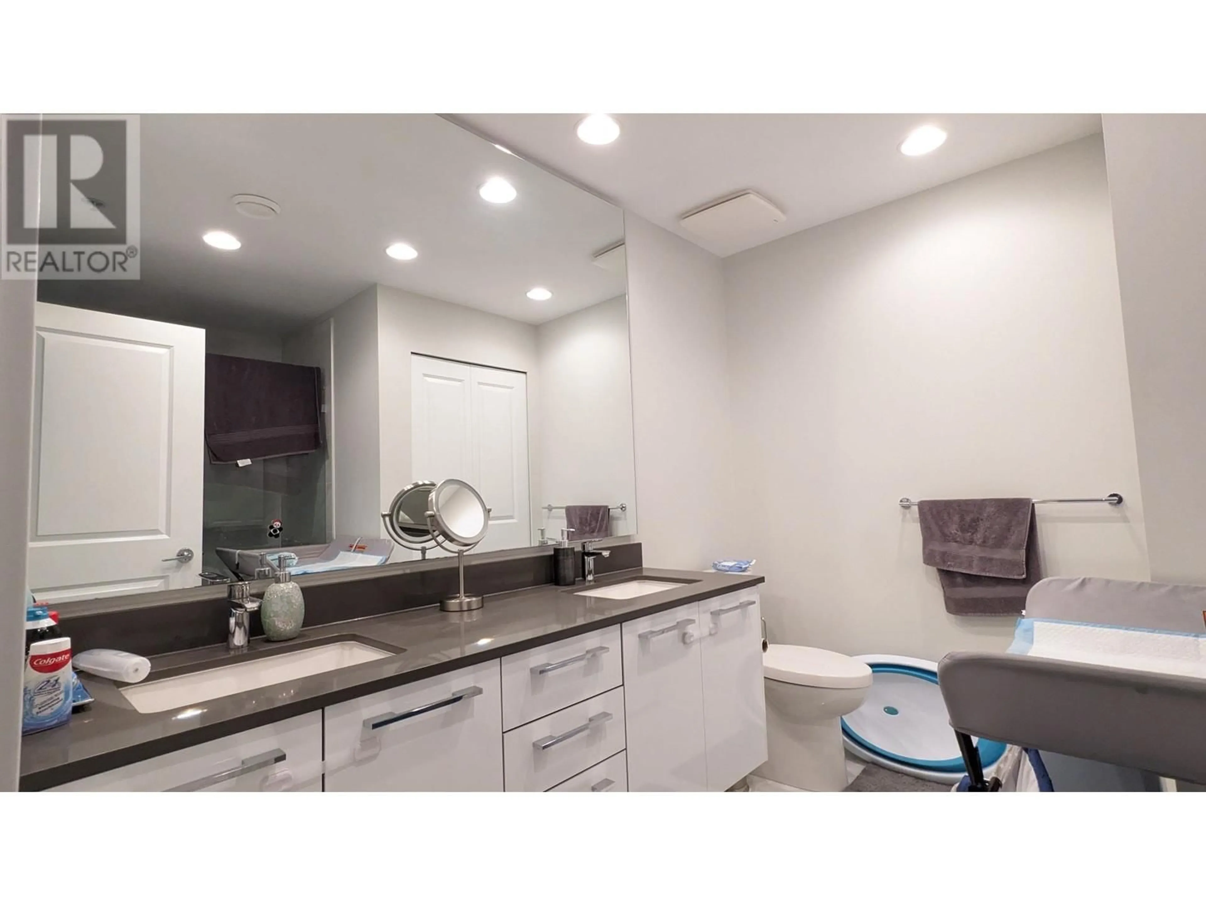 Contemporary bathroom, ceramic/tile floor for 426 - 9551 ALEXANDRA ROAD, Richmond British Columbia V6X0S6