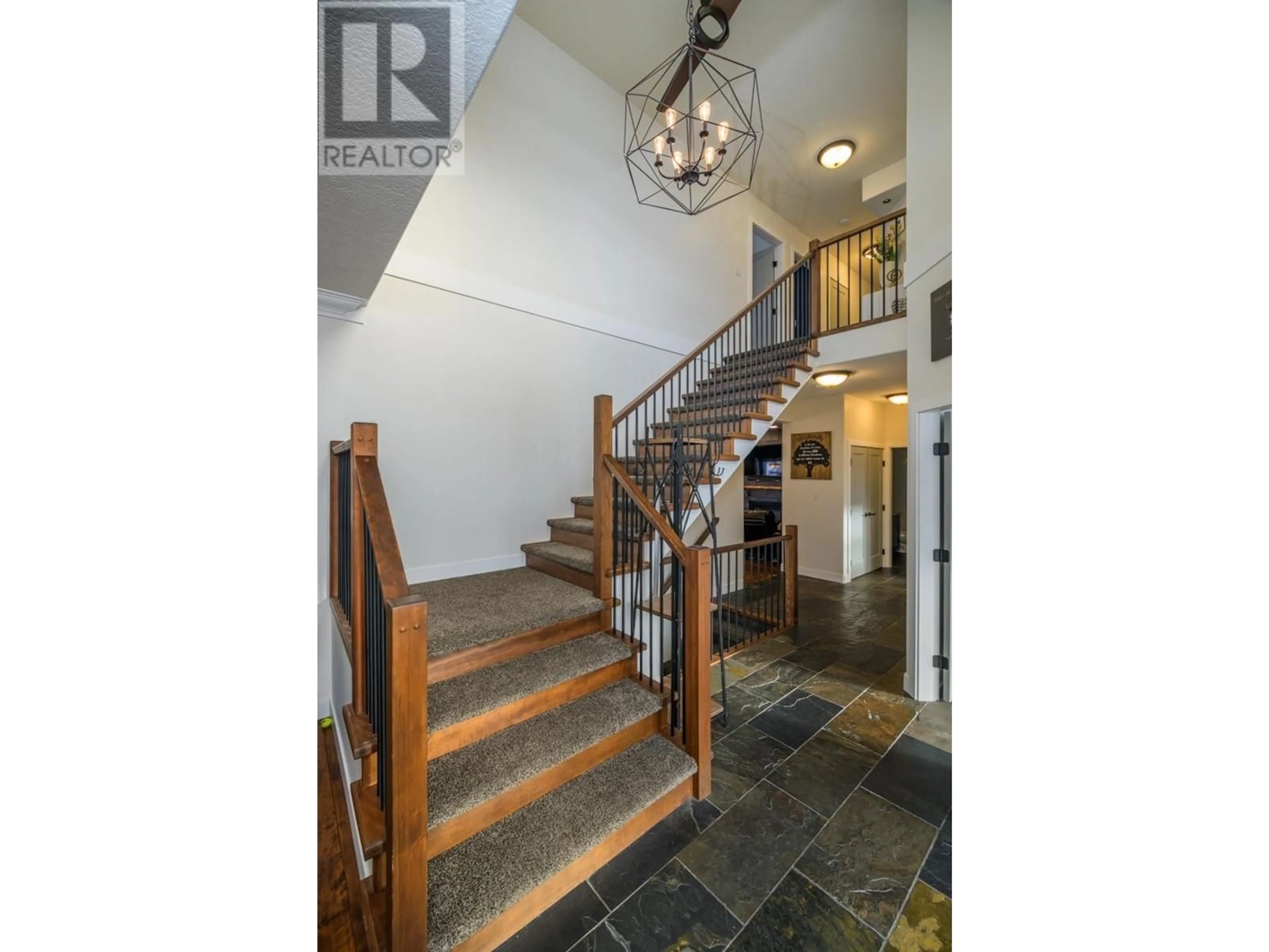 Indoor foyer for 2570 PARENT ROAD, Prince George British Columbia V2N5G3