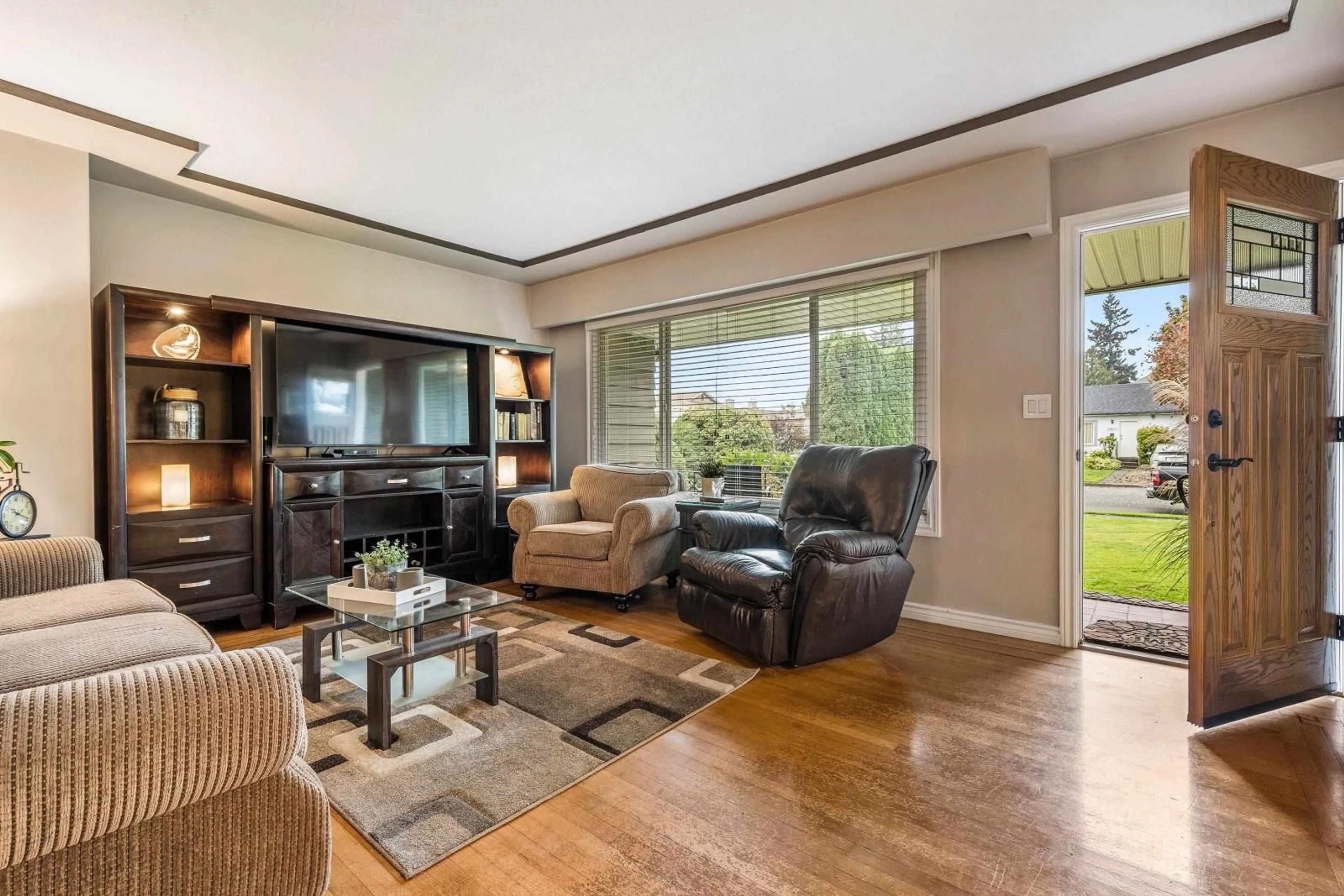 Living room with furniture, unknown for 9460 WOODBINE STREET|Chilliwack Proper E, Chilliwack British Columbia V2P5S4