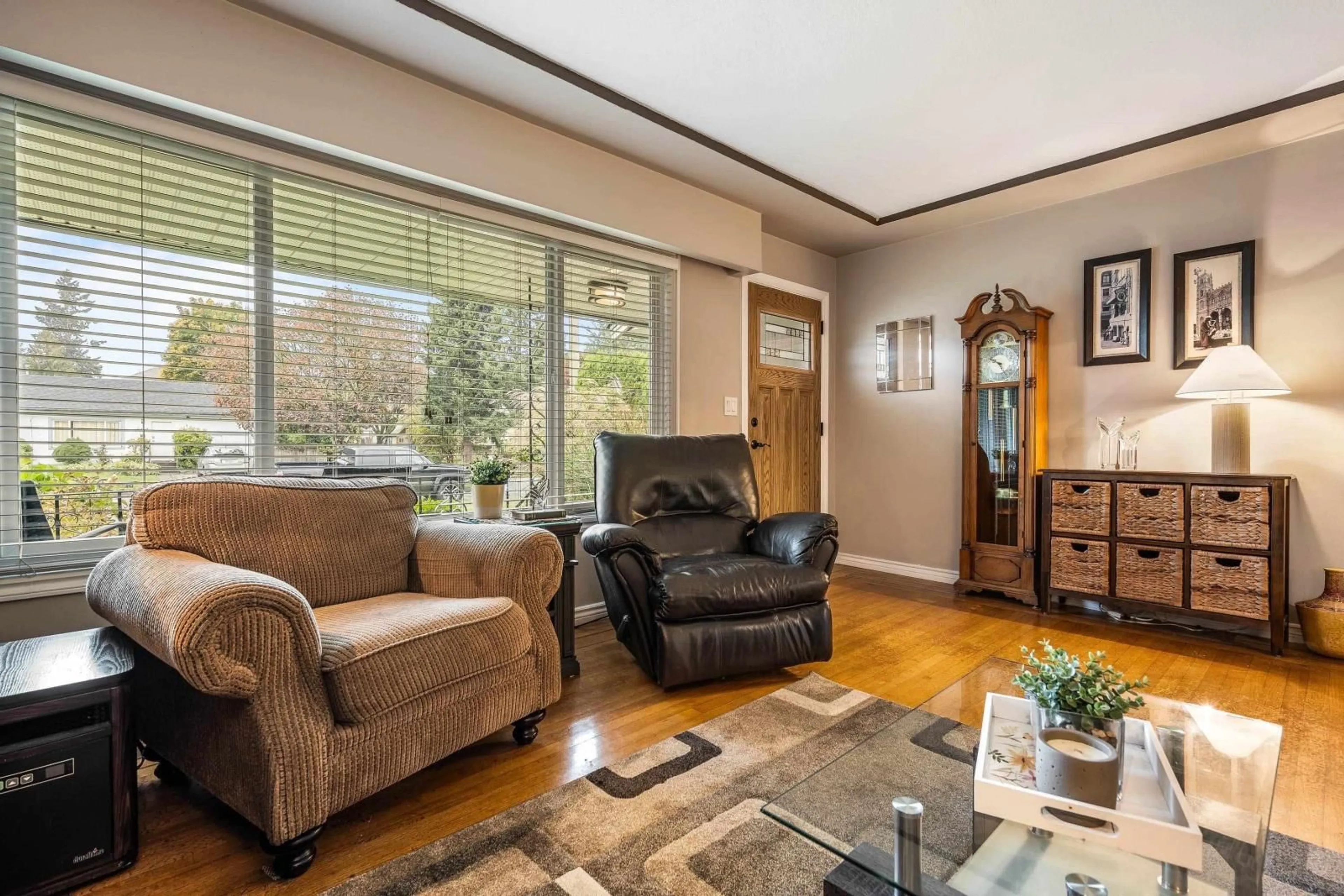 Living room with furniture, unknown for 9460 WOODBINE STREET|Chilliwack Proper E, Chilliwack British Columbia V2P5S4