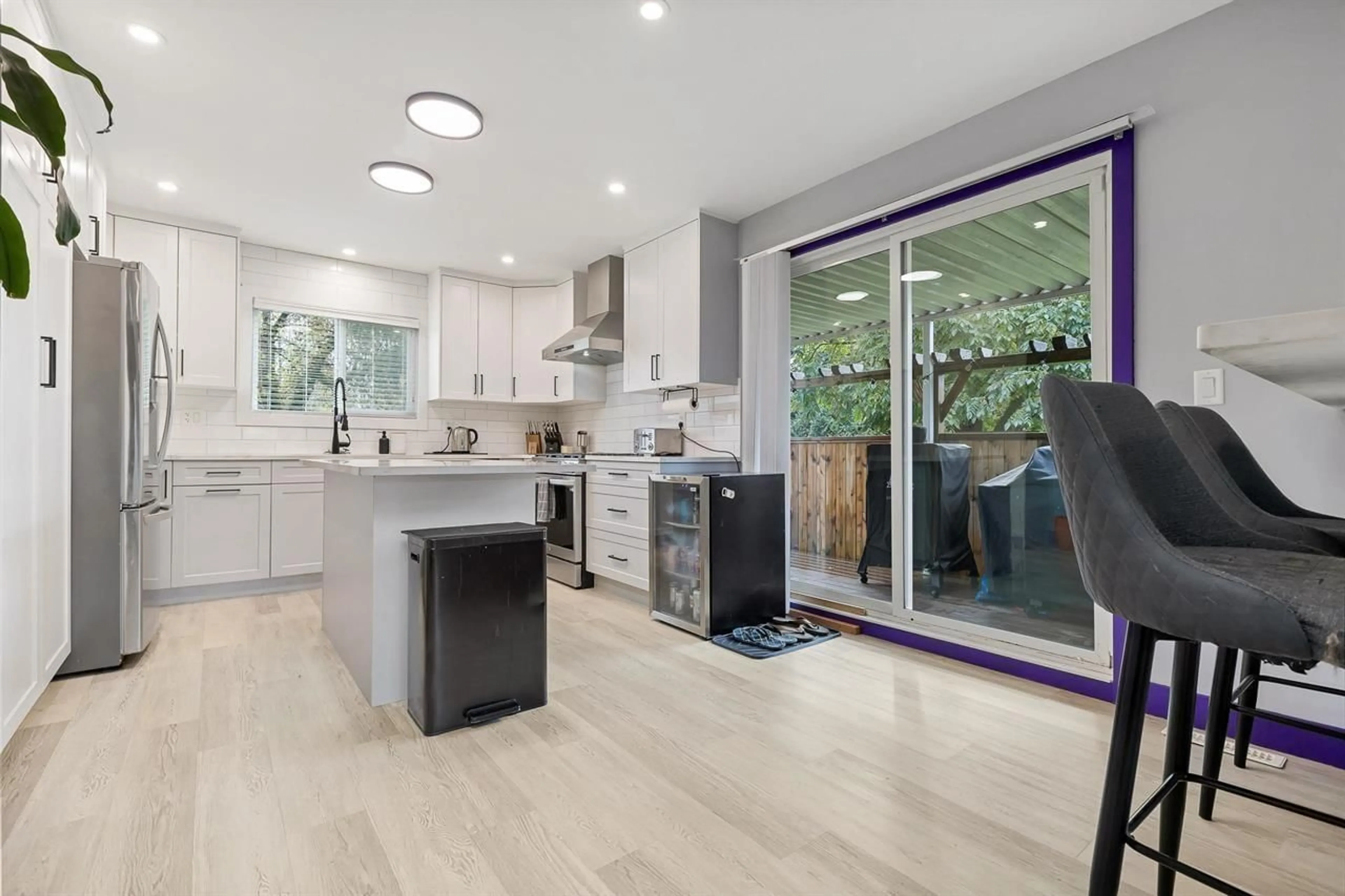 Contemporary kitchen, ceramic/tile floor for 9088 BROADWAY STREET|Chilliwack Proper E, Chilliwack British Columbia V2P5W3