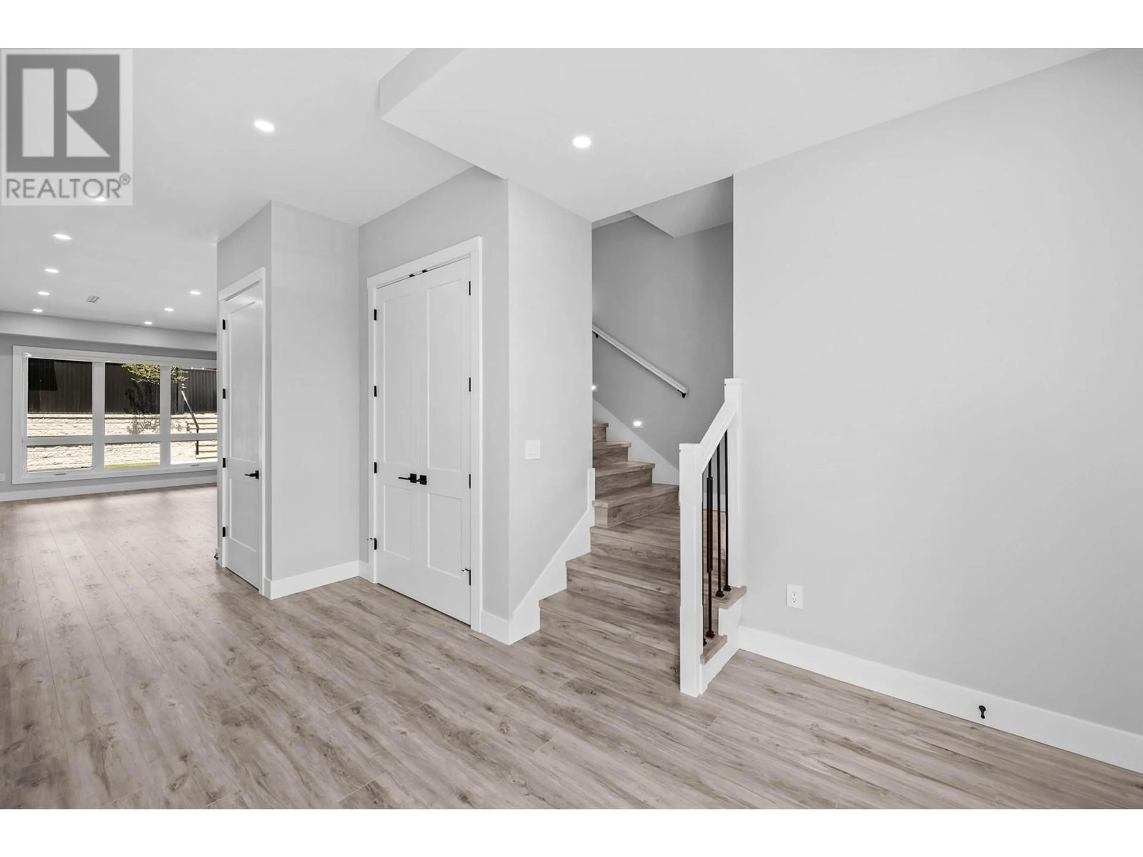 Indoor entryway for 953 STEWART AVENUE, Coquitlam British Columbia V3K2N5