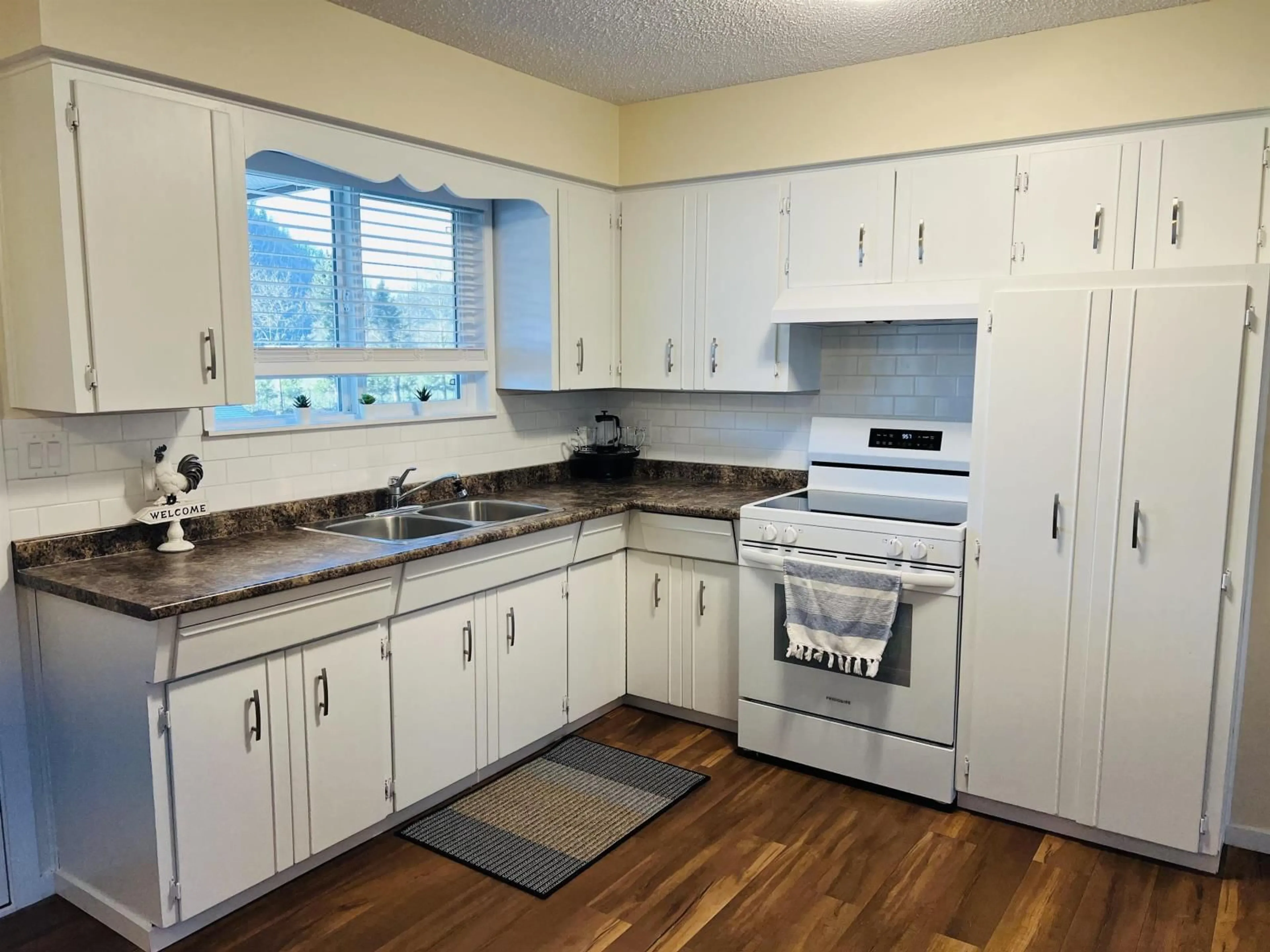 Standard kitchen, unknown for 14 1715 BEAMAN DRIVE|Agassiz, Agassiz British Columbia V0M1A3