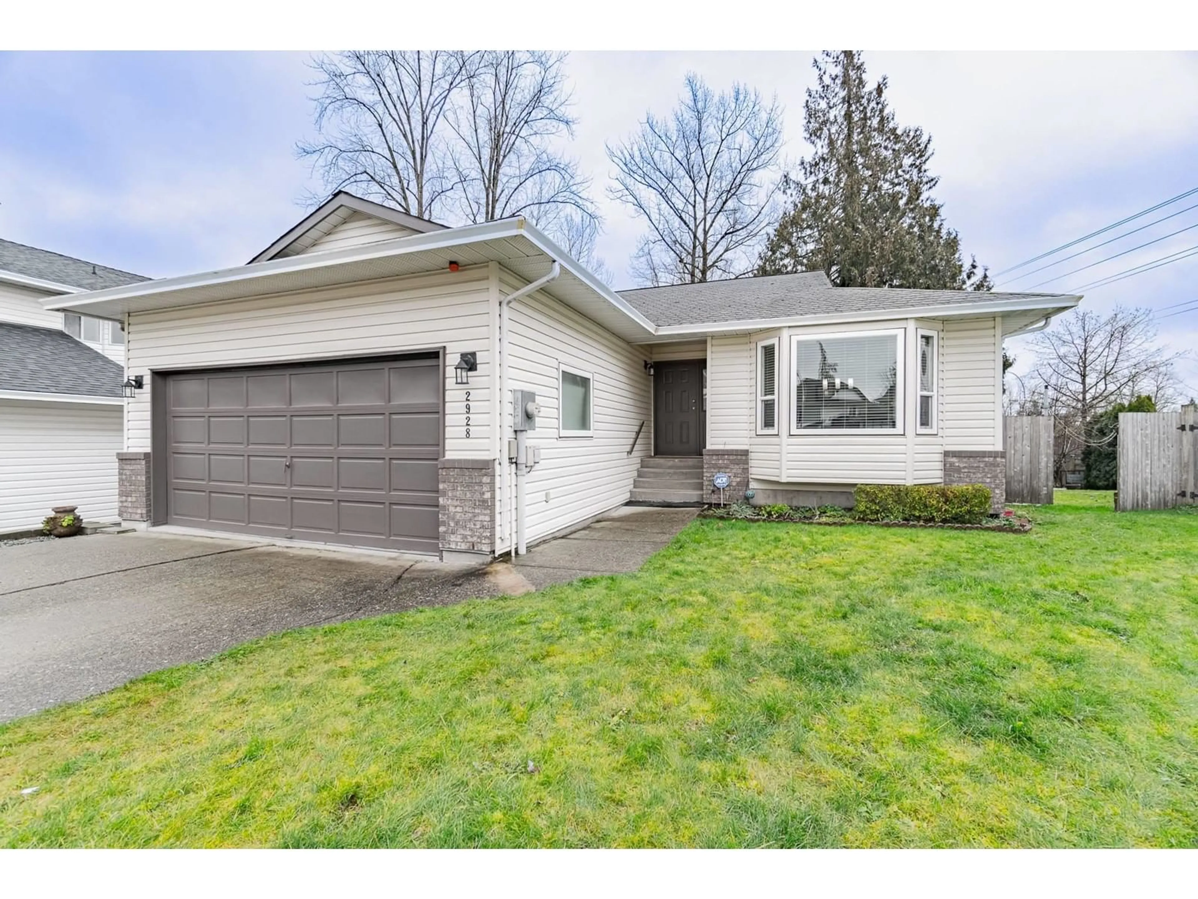 Home with vinyl exterior material, street for 2928 OSPREY EAST, Abbotsford British Columbia V2T5P7