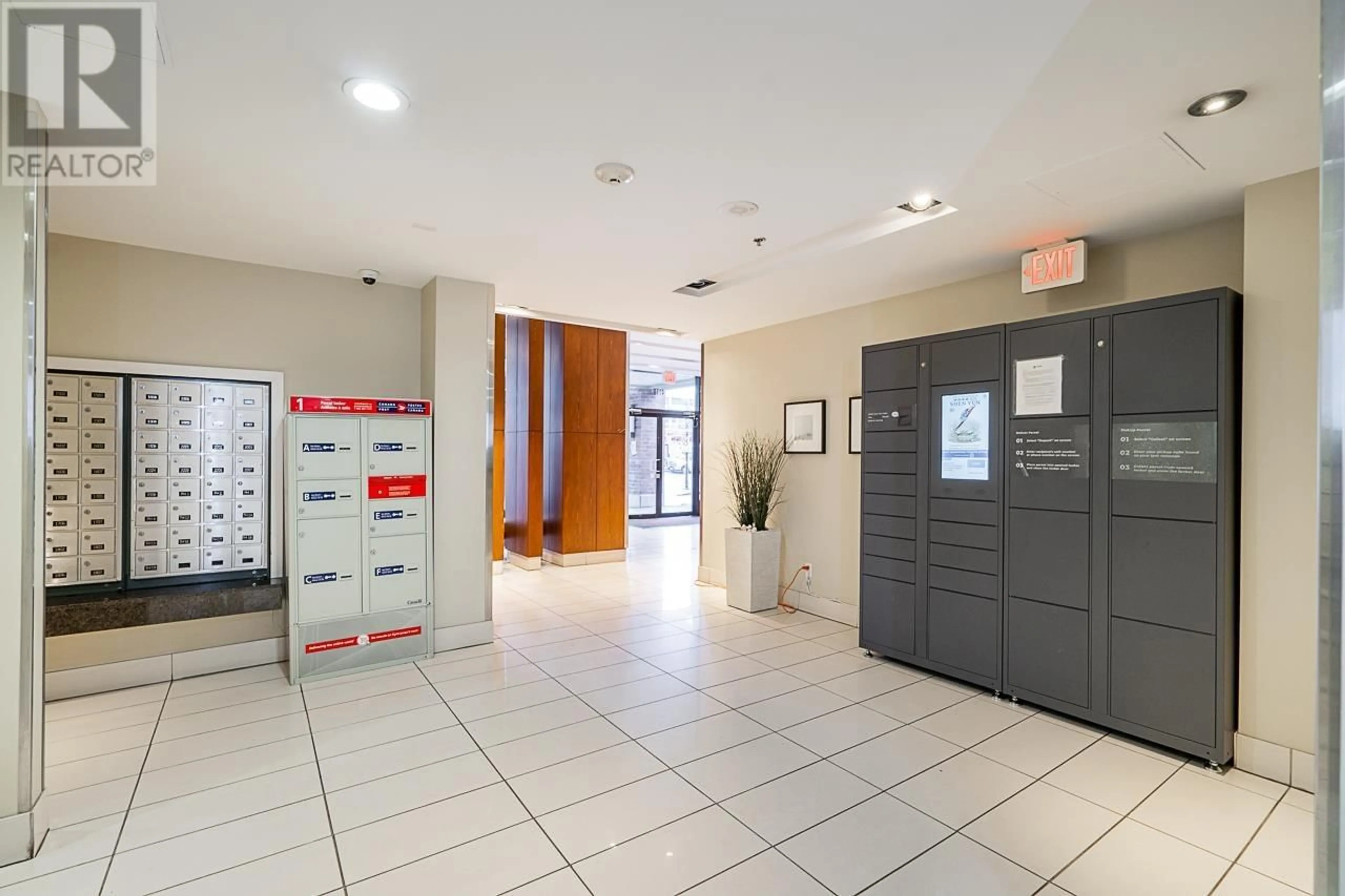 Indoor foyer for 1904 4118 DAWSON STREET, Burnaby British Columbia V5C0A3