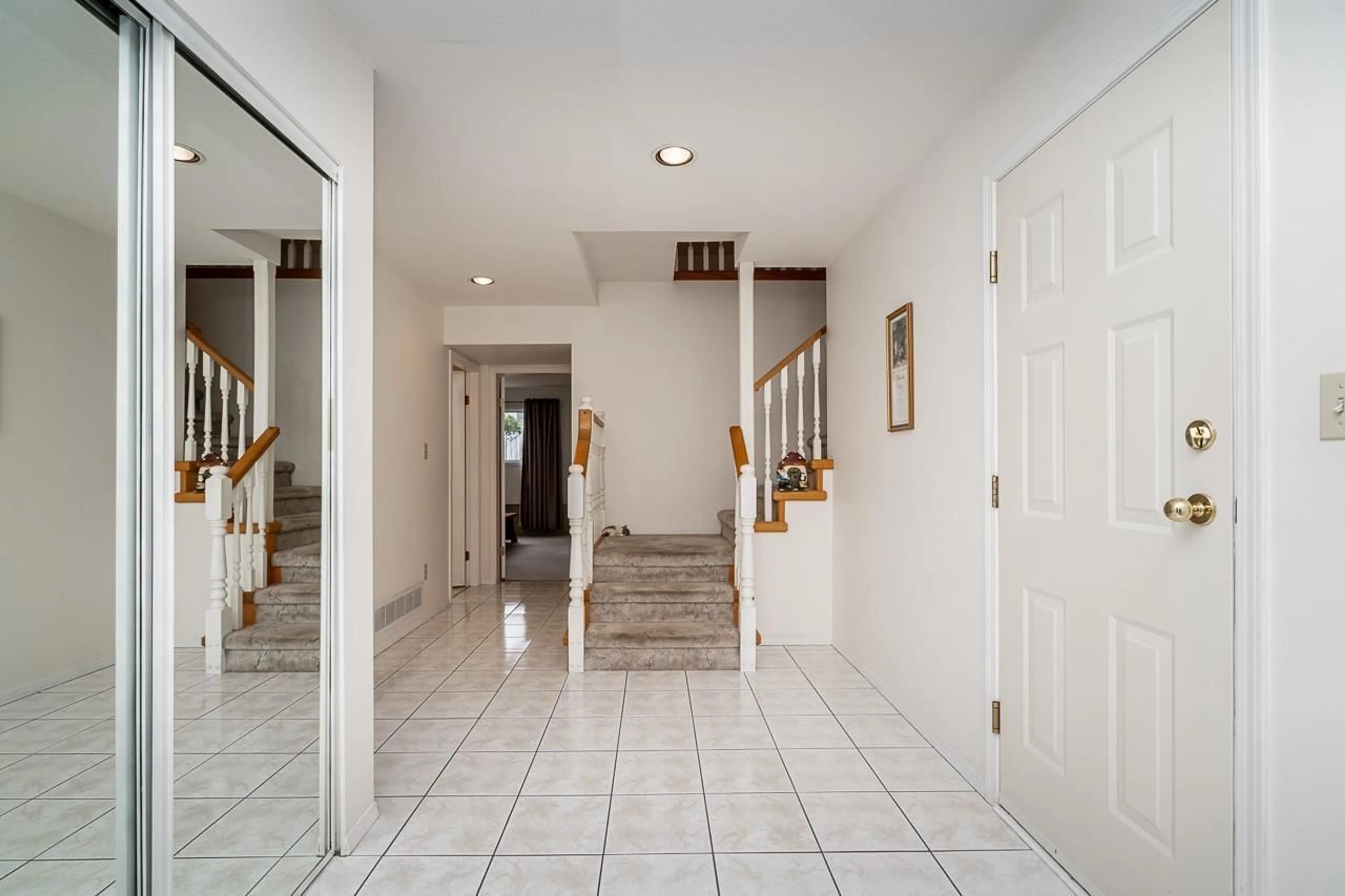 Indoor foyer for 9951 159A STREET, Surrey British Columbia V4N2K8