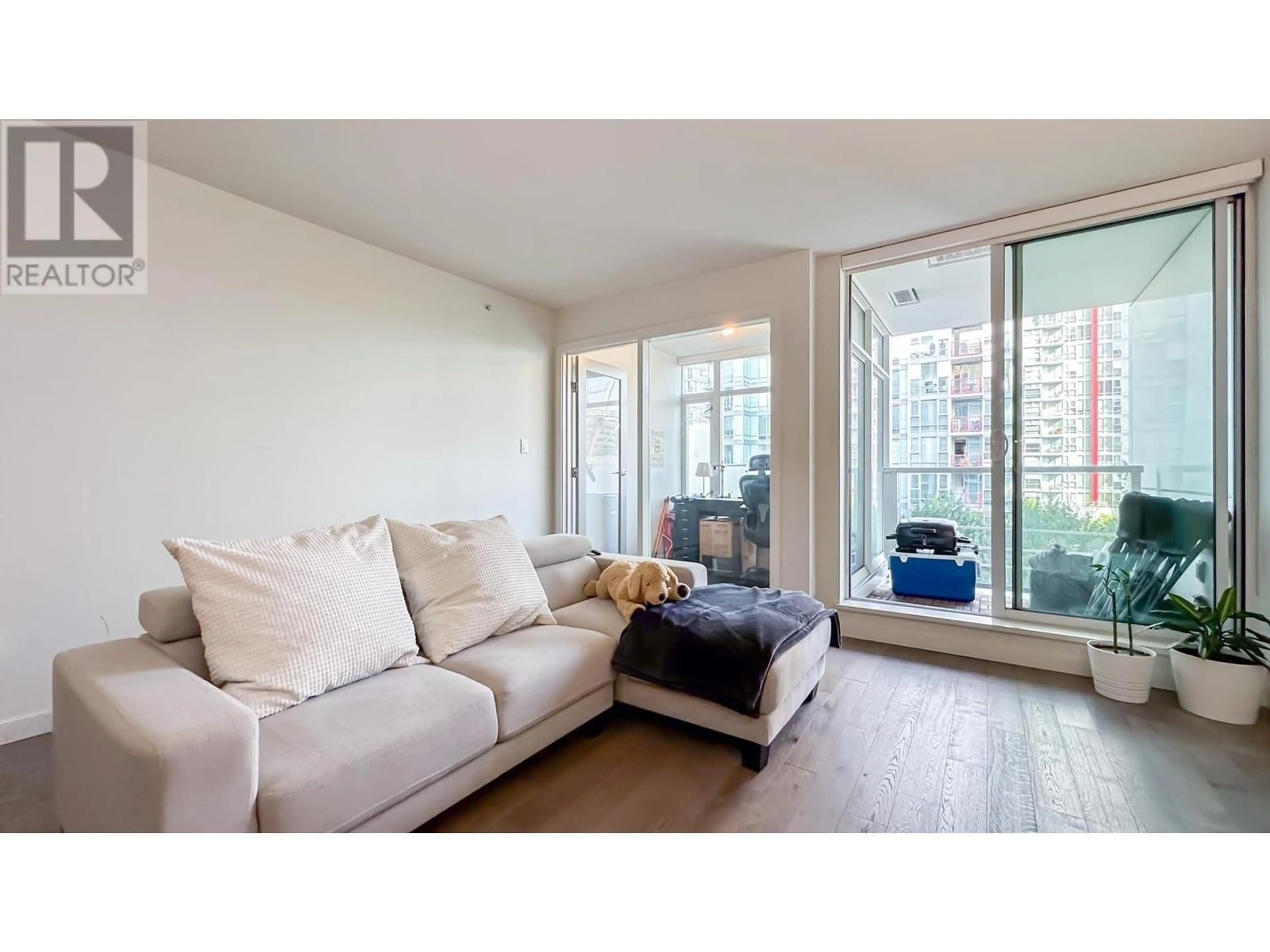 Living room with furniture, wood/laminate floor for 716 161 W GEORGIA STREET, Vancouver British Columbia V6B0K9