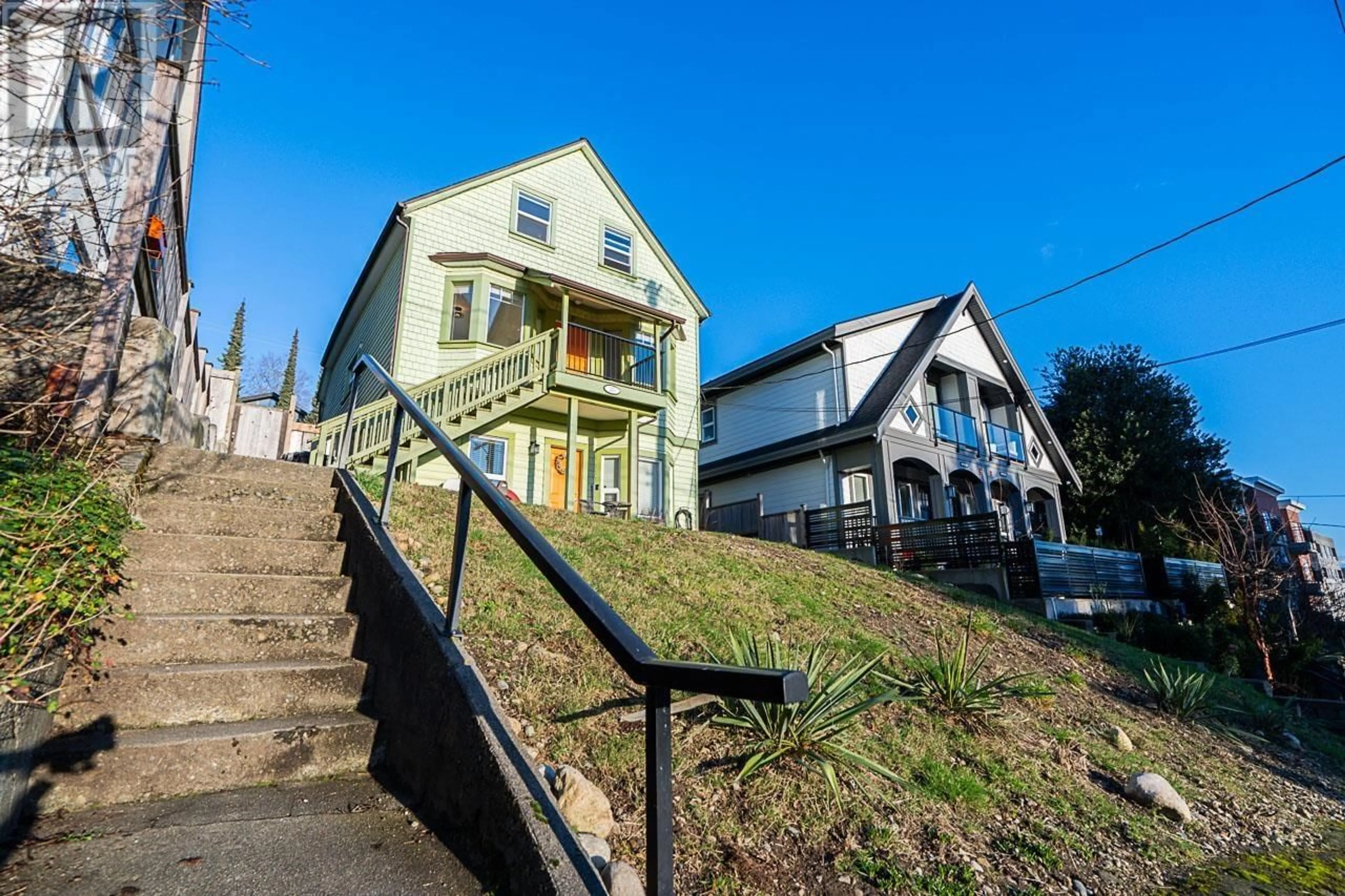 Stairs for 233 ELEVENTH STREET, New Westminster British Columbia V3M4C8