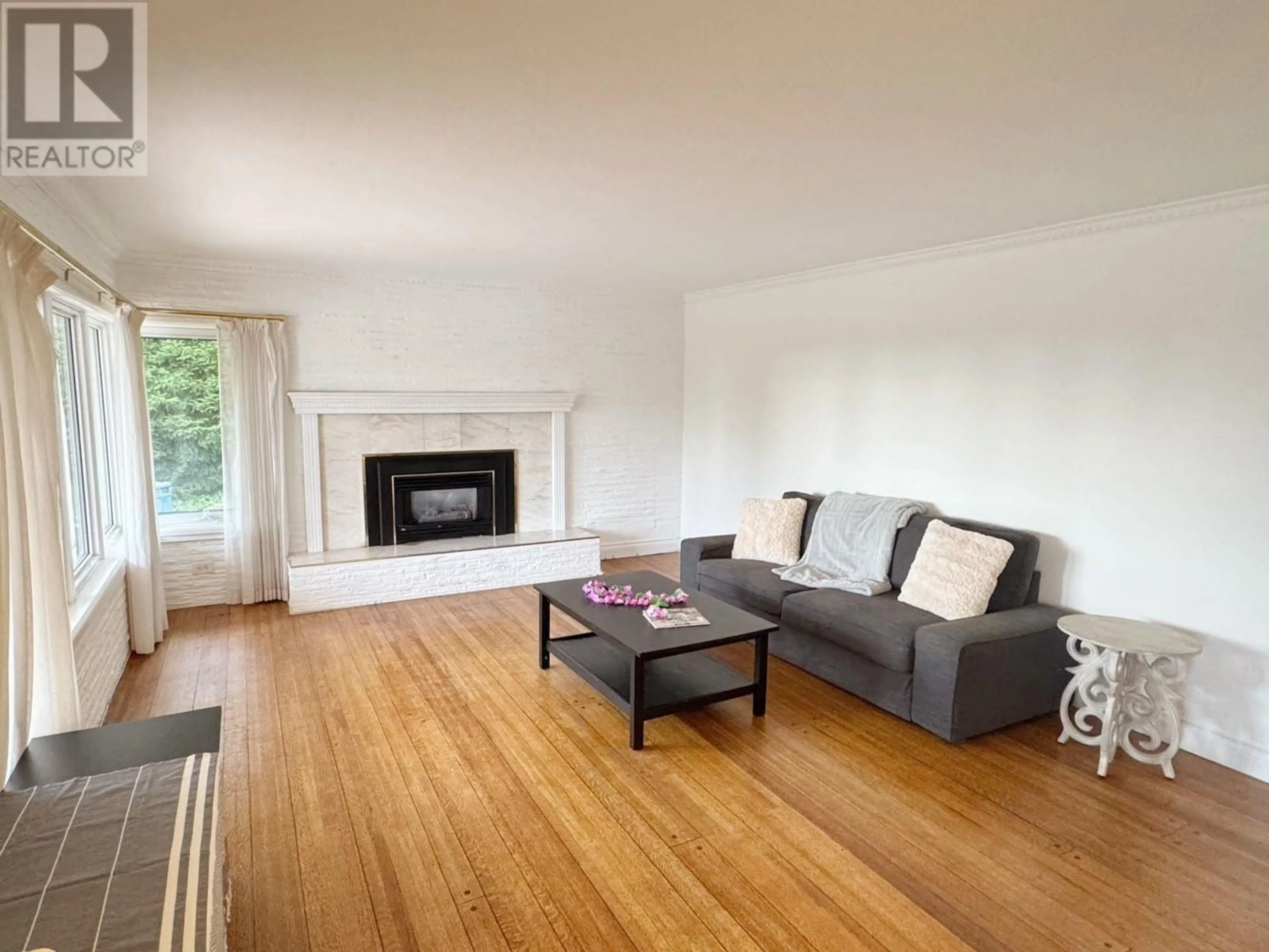 Living room with furniture, wood/laminate floor for 290 BALMORAL ROAD, North Vancouver British Columbia V7N2V2