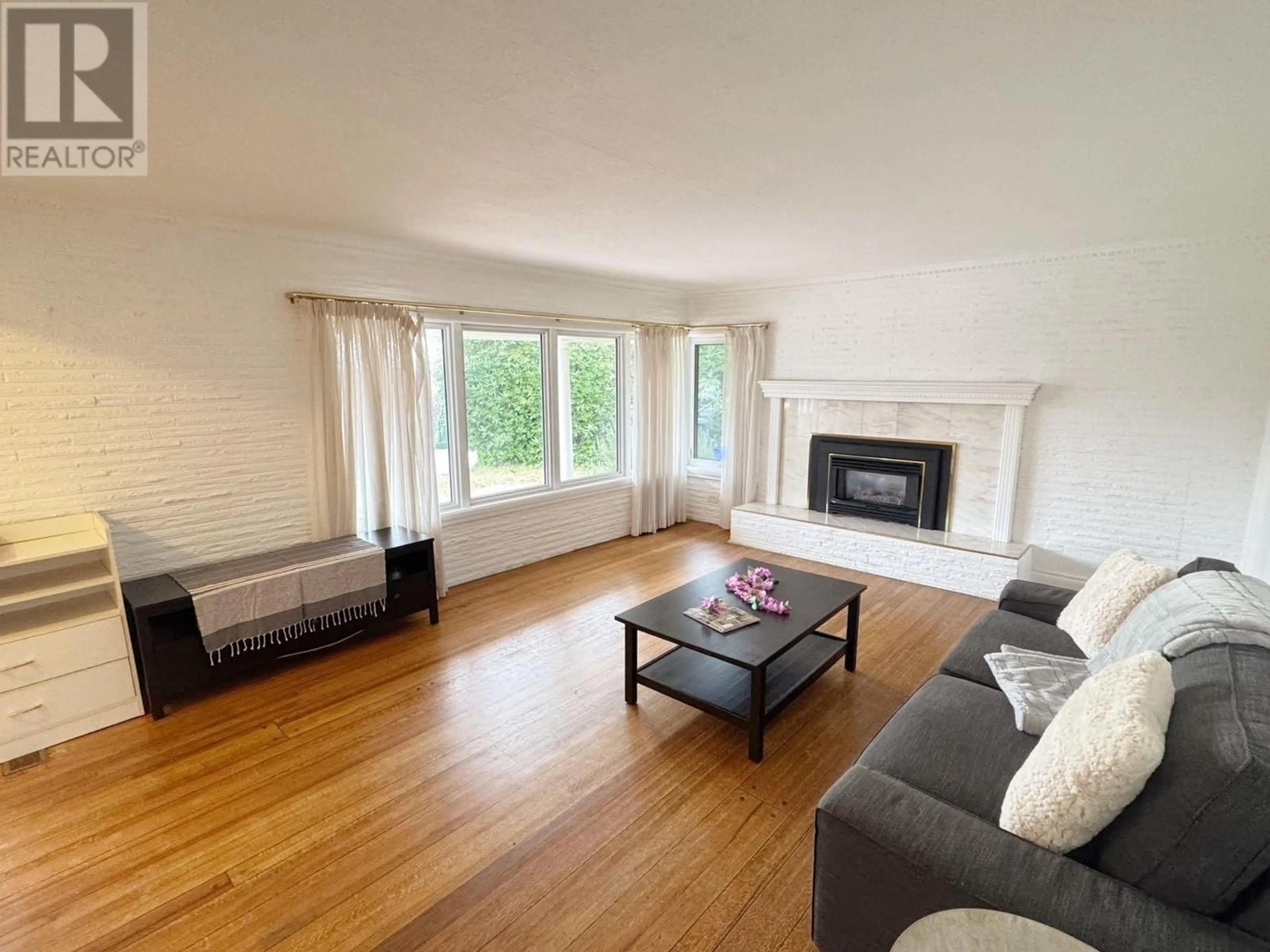 Living room with furniture, wood/laminate floor for 290 BALMORAL ROAD, North Vancouver British Columbia V7N2V2