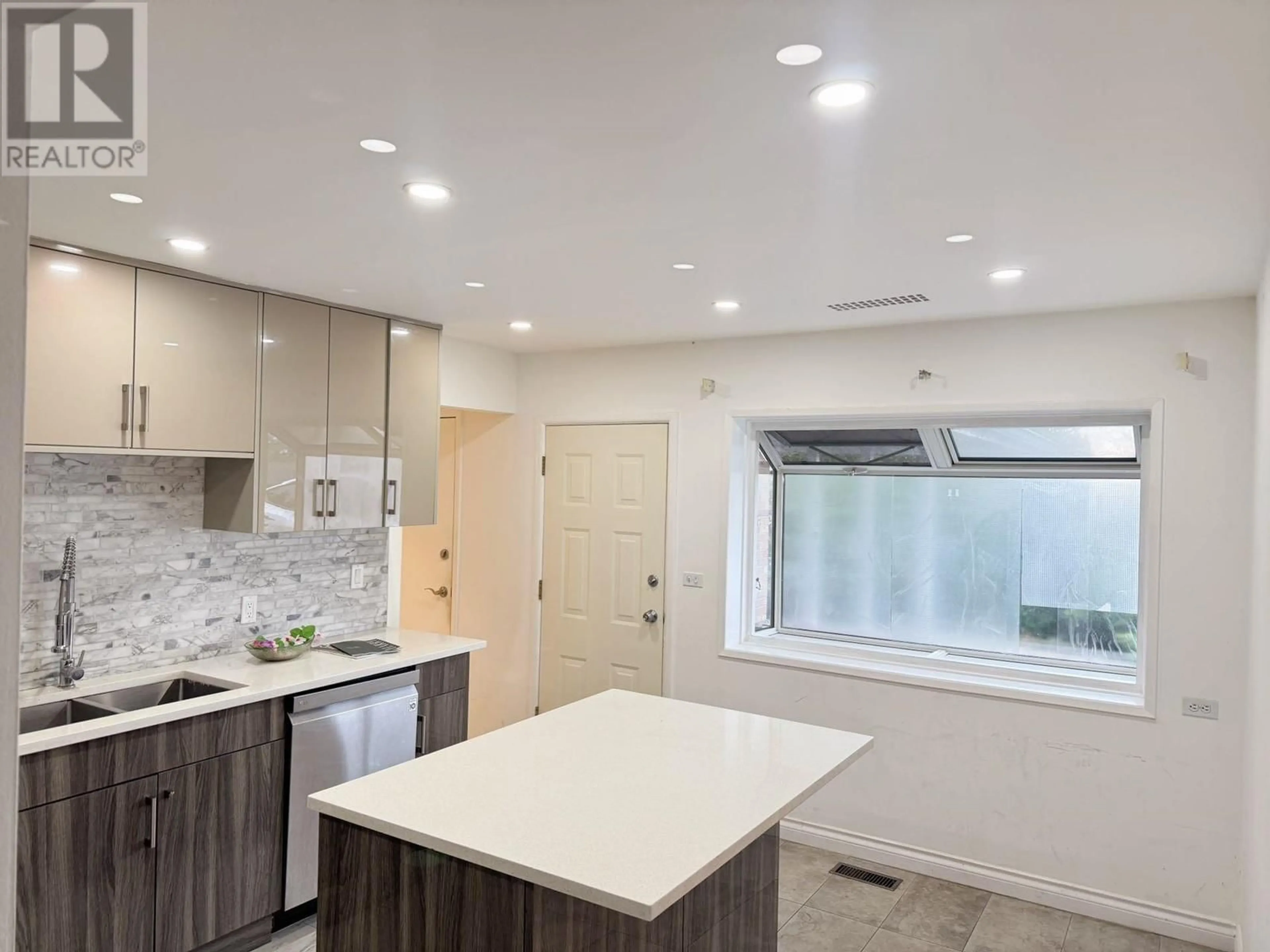 Open concept kitchen, ceramic/tile floor for 290 BALMORAL ROAD, North Vancouver British Columbia V7N2V2